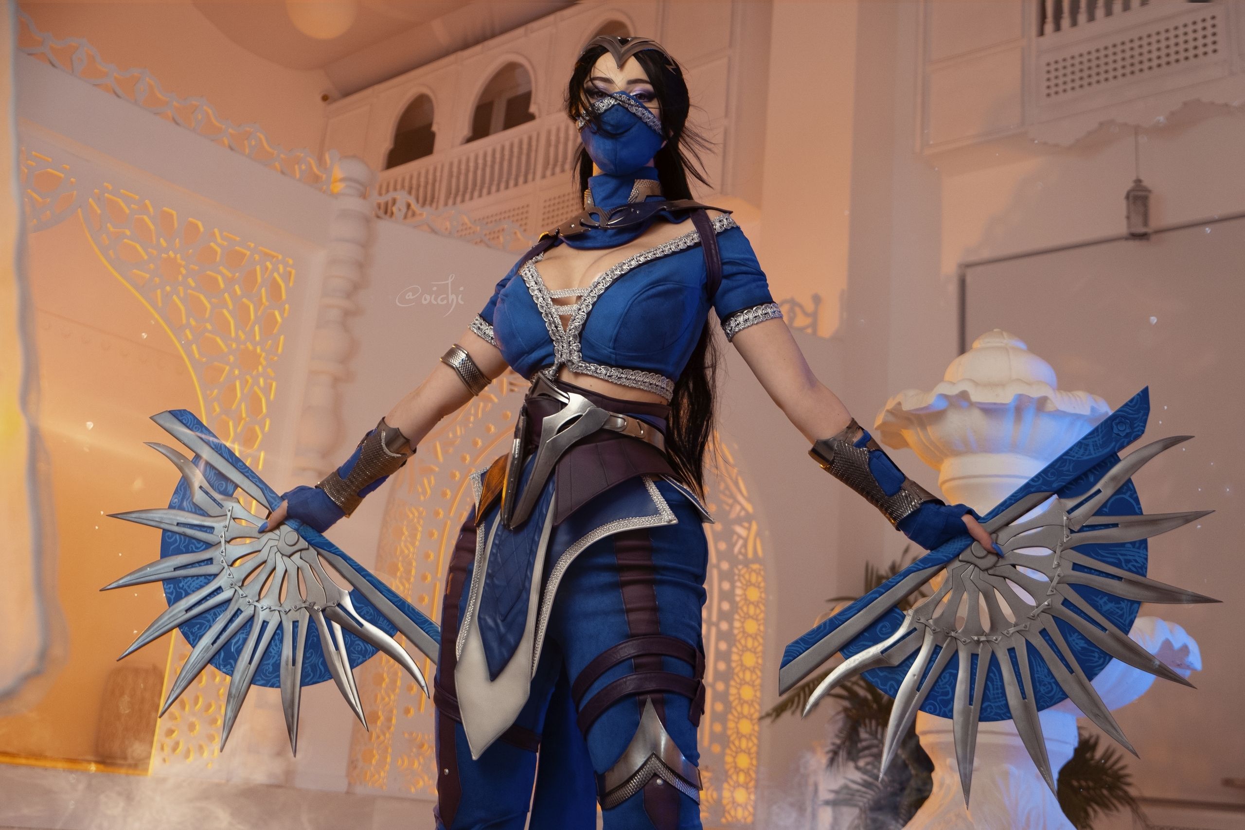 Косплей на Китану из вселенной Mortal Kombat. Косплеер: OICHI. Источник фото: vk.com/oichicosplay