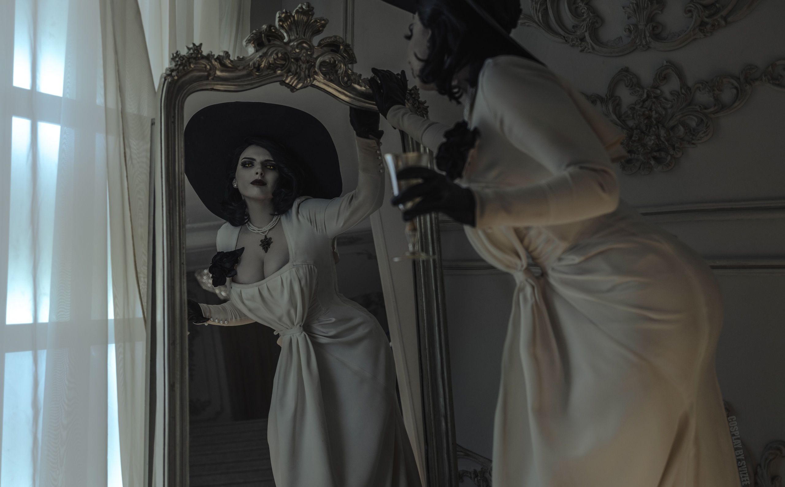Сногсшибательный косплей на Леди Димитреску из Resident Evil Village. Косплеер: Svizee. Фотограф: Ekaterina Morpheeva Photography. Источник: vk.com/cospsvizee