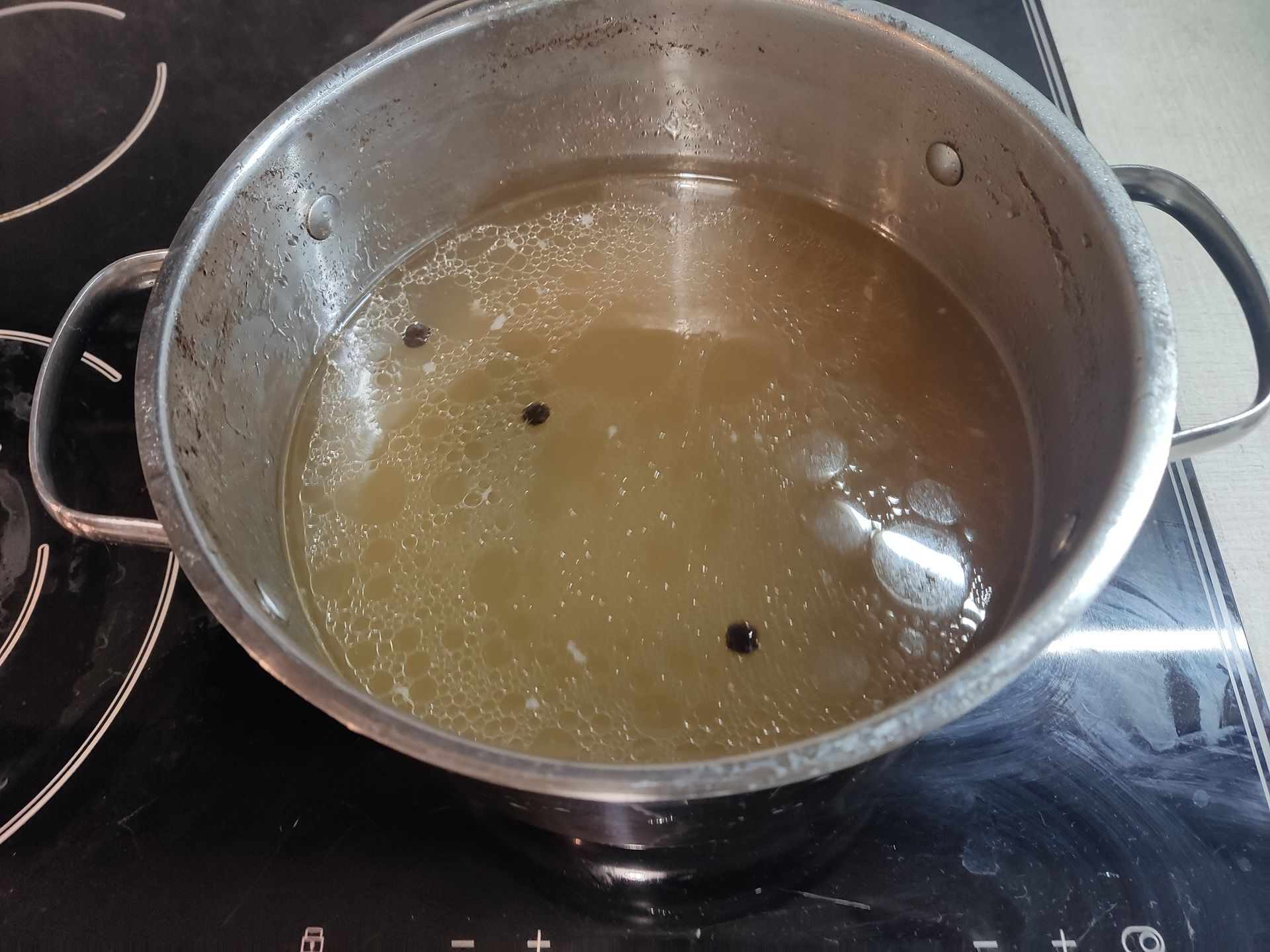 Я разлил где-то полстакана бульона, пока доставал из него мясо. Было жалко не бульон, а всё вокруг — жирное и липкое