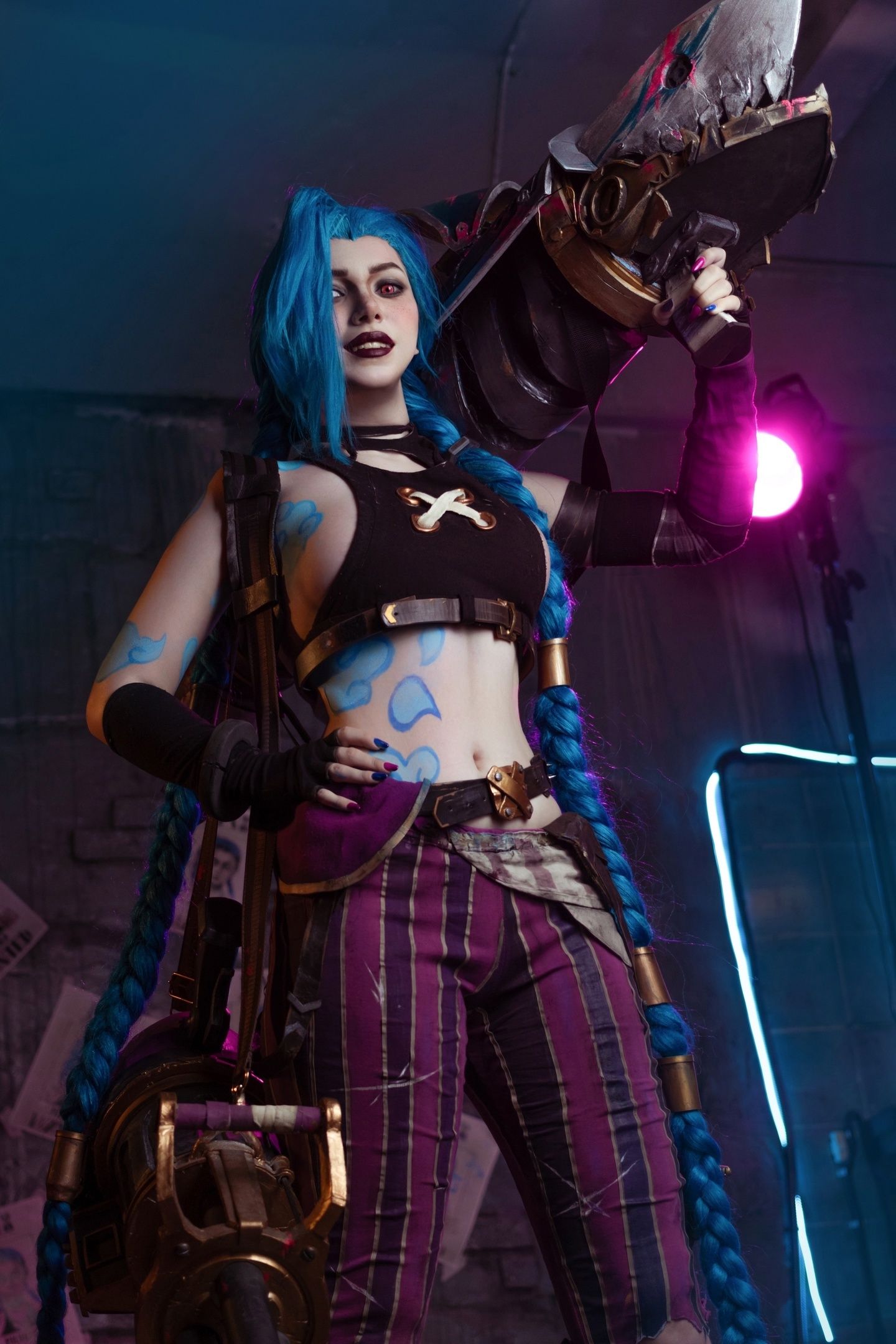 Косплей на Джинкс из мультсериала «Аркейн» во вселенной League of Legends. Косплеер: Ulichan. Источник: vk.com/uli_is_life