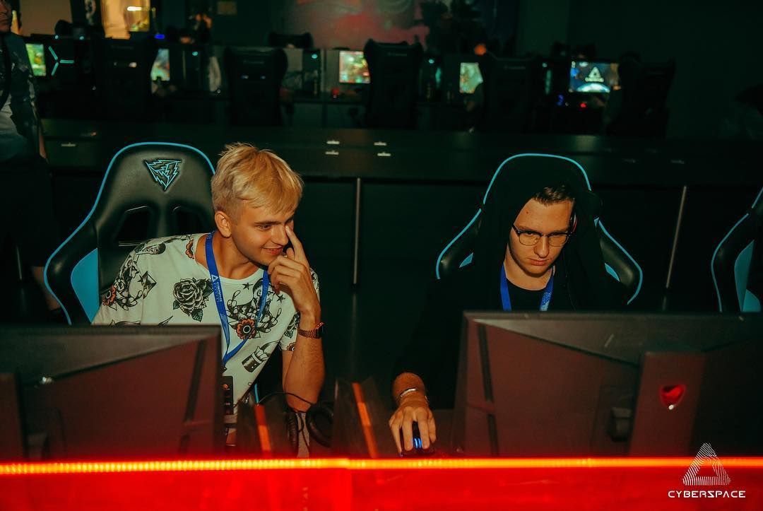 Андрей kom4rt Иванчиков (справа)