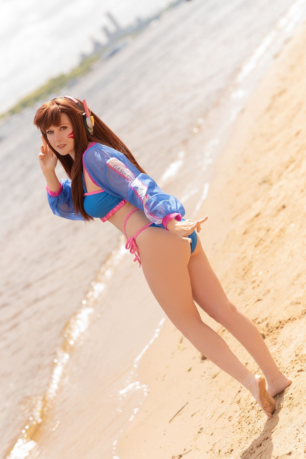 Пляжный косплей на D.Va из Overwatch. Косплеер: Rini. Фотограф: del photo. Источник: vk.com/rini.cosplay