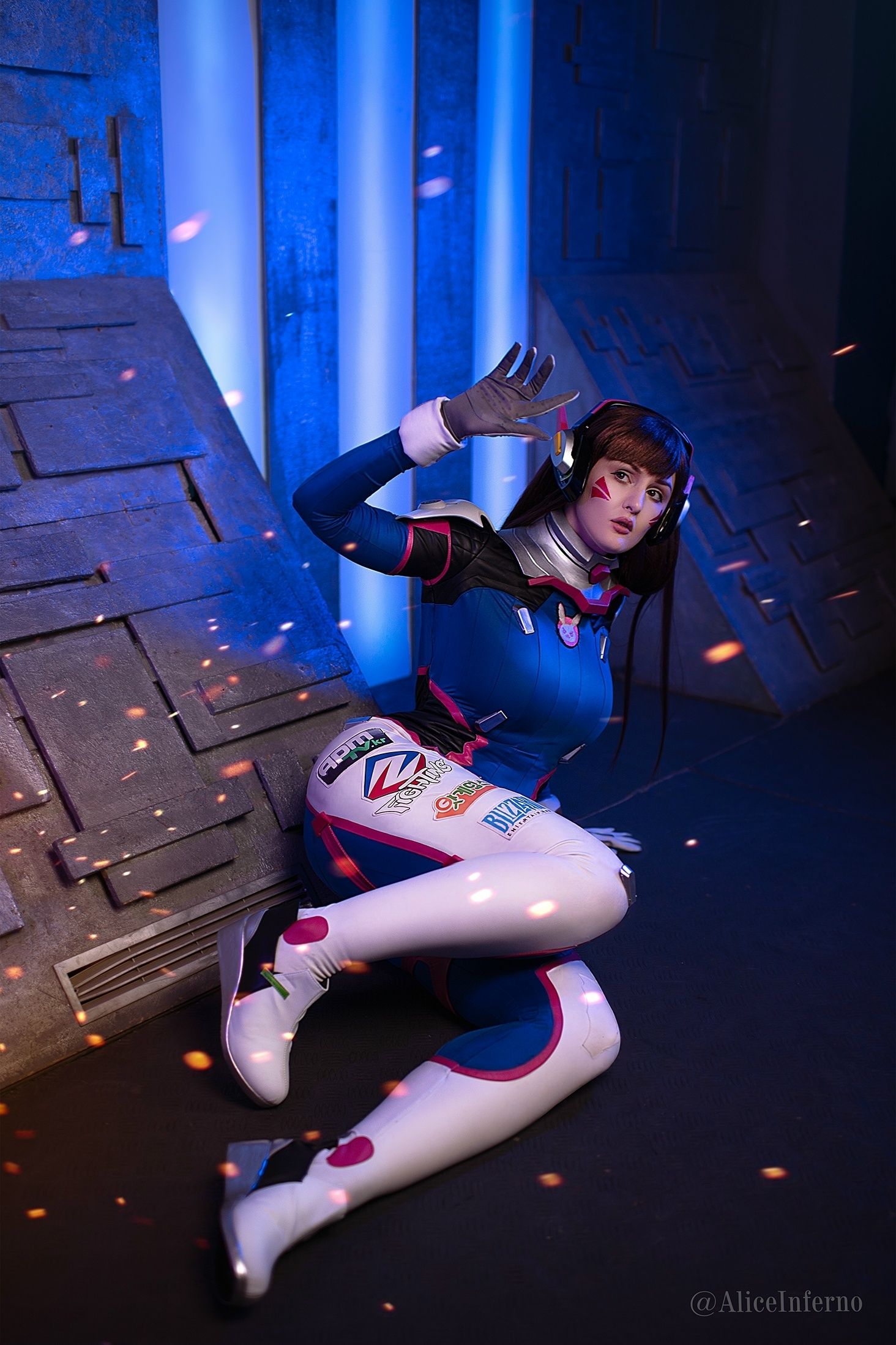 D.Va в нижнем белье и костюме из Overwatch. Косплеер: Alice Inferno. Фотограф: B. Y. Photo+. Источник: vk.com/club140793122