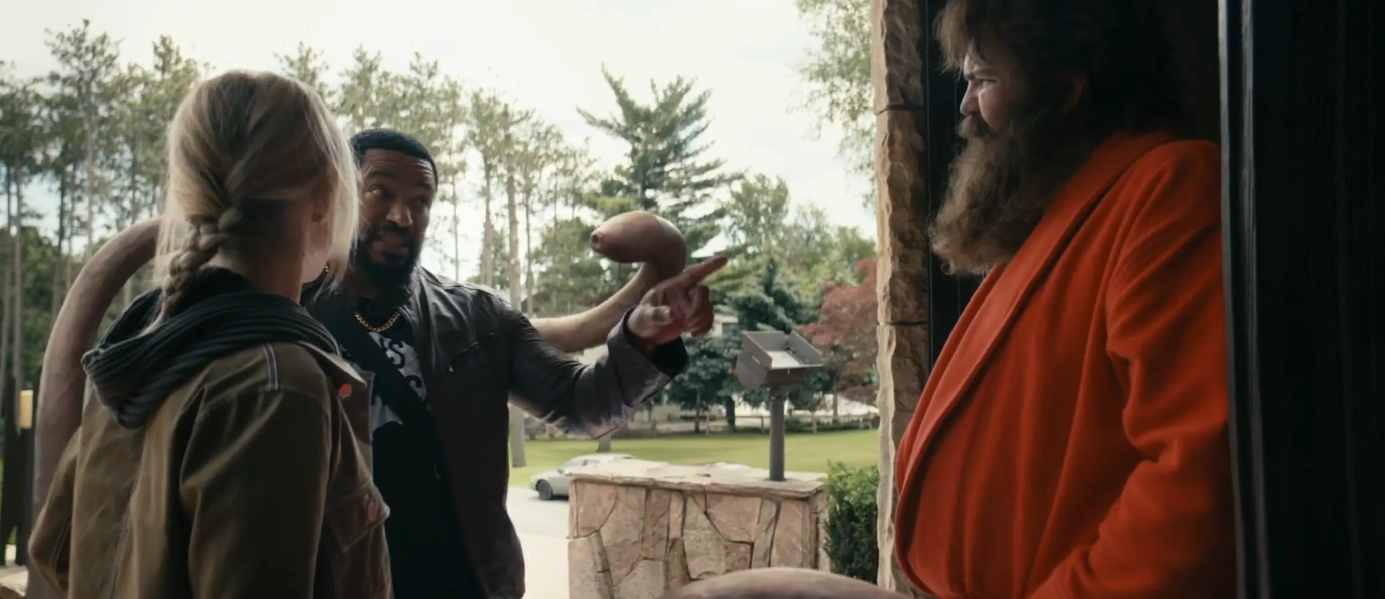 Василий Воришкин встречает Звёздочку и ММ. Кадр из сериала «Пацаны»