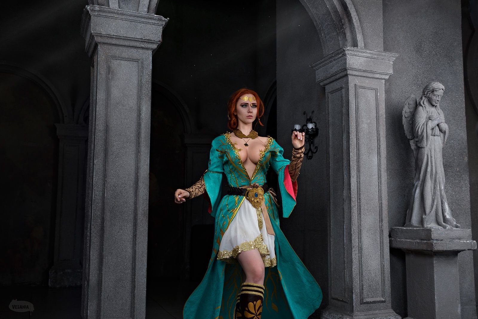 Косплей на Трисс Меригольд в бирюзовом платье с декольте из DLC к The Witcher 3: Wild Hunt. Косплеер: Sokol. Фотограф: VESANIA. Источник: vk.com/sokol_cosplay