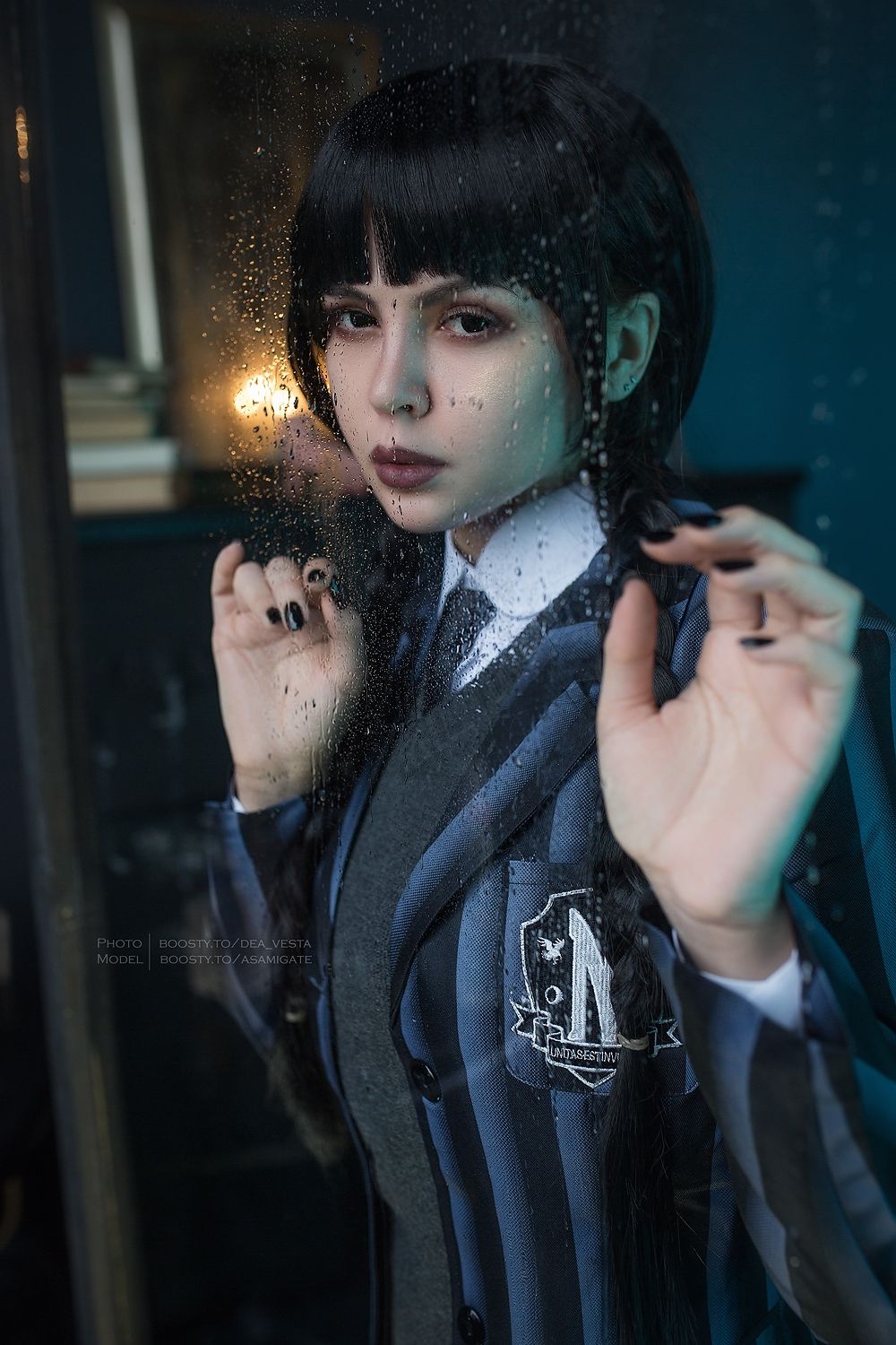 Косплей на Уэнсдэй. Источник: «ВКонтакте». Косплеер: Asami Gate Ӏ Cosplay. Фотограф: Светлана Богачева. Источник: vk.com/club127120801