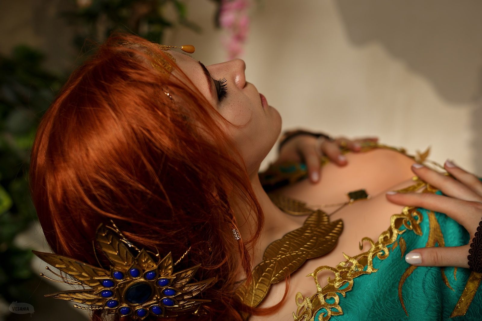 Косплей на Трисс Меригольд в бирюзовом платье с декольте из DLC к The Witcher 3: Wild Hunt. Косплеер: Sokol. Фотограф: VESANIA. Источник: vk.com/sokol_cosplay