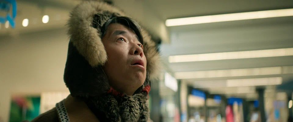 — Однако на Чукотке есть такой обычай: когда к чукче в чум приходит гость, то чукча ему свою жену предлагает.
— А это ещё зачем?
— Так иначе, однако, никто по такому морозу в гости ходить не станет!
Кадр из фильма «Герои анекдотов»