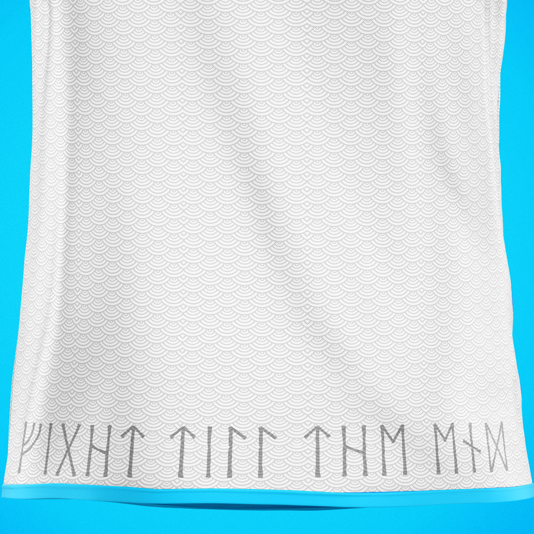 На обратной стороне майке надпись рунами Fight Till The End — «бороться до конца»