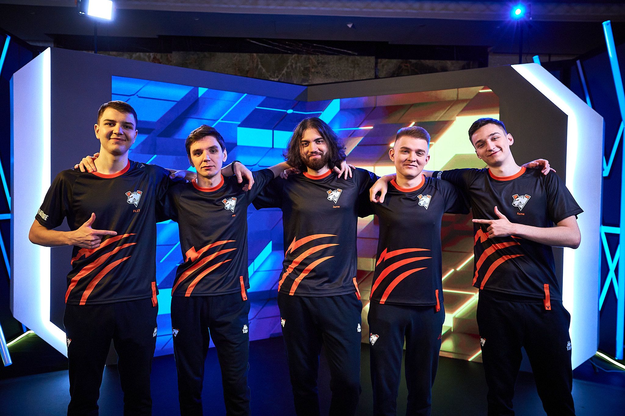 Qikert с Virtus.pro на Gamers8 2023 | Фото: Igor Bezborodov