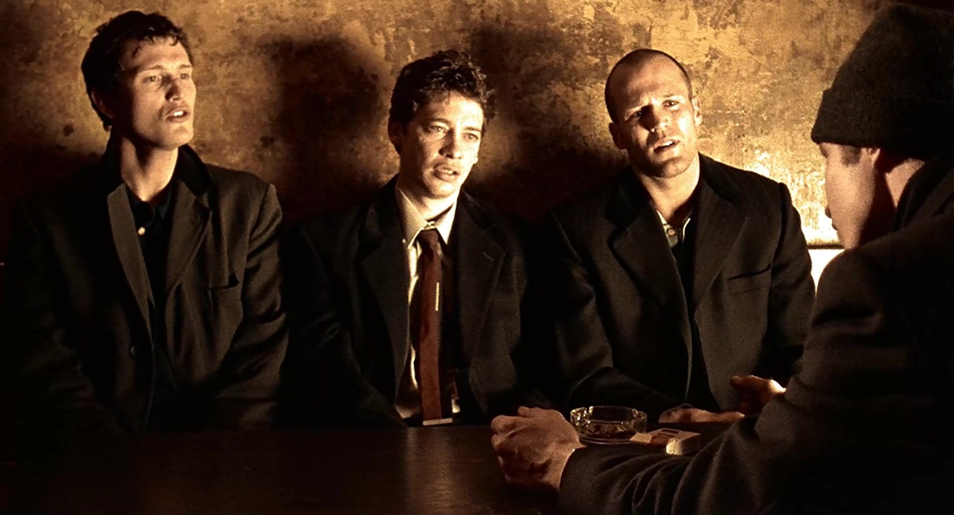 Кадр из фильма «Карты, деньги, два ствола»