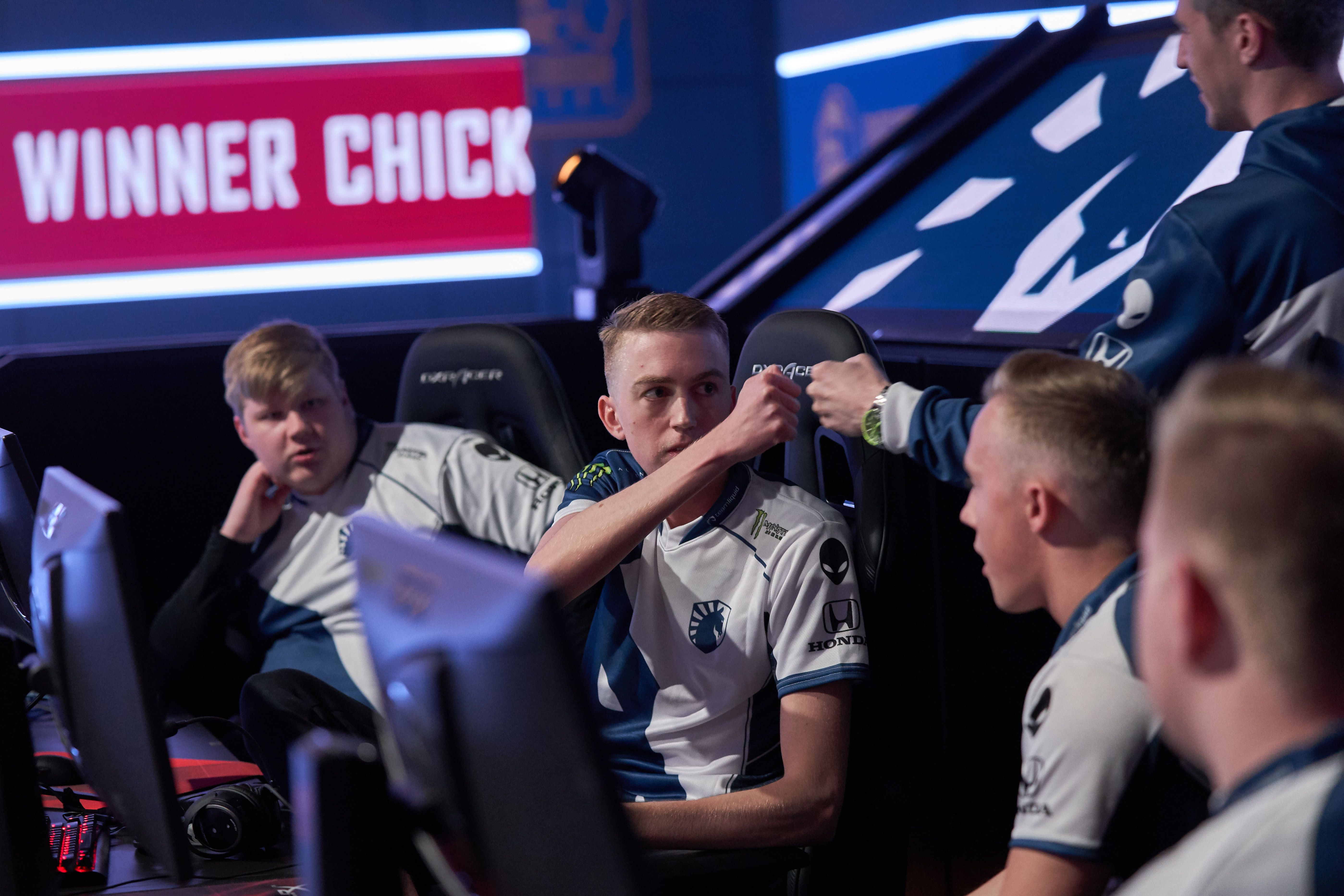 Можно падать в Bootcamp и затем выпускать дуо из братьев которое агрессвной стрельбой загонит все окружающие команды обратно в лобби