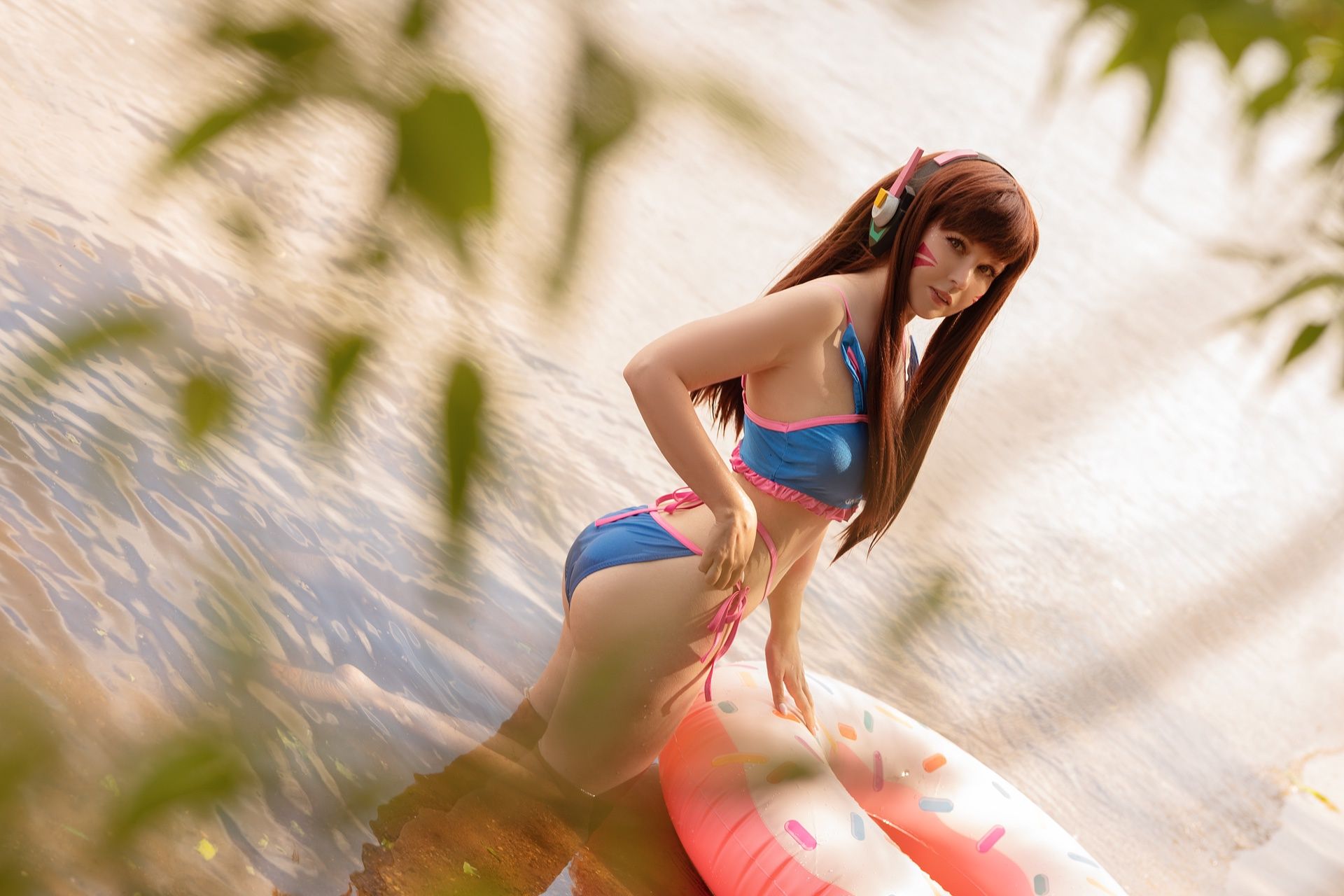 Пляжный косплей на D.Va из Overwatch. Косплеер: Rini. Фотограф: del photo. Источник: vk.com/rini.cosplay