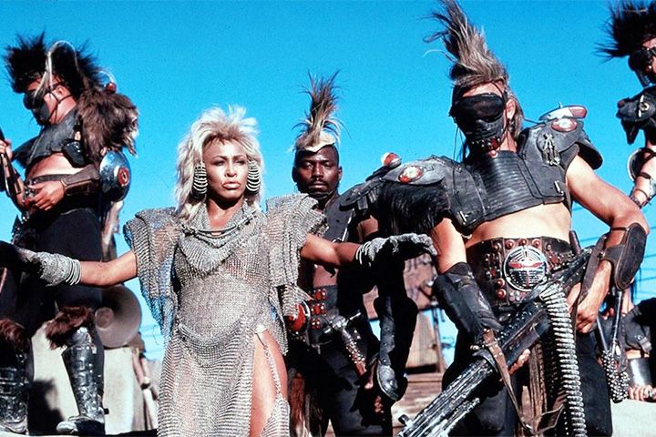 Тетушка Энтити и её соратники в фильме «Под куполом грома»