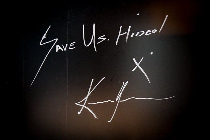 Автограф Киану Ривза и надпись &laquo;Спаси нас, Хидео!&raquo; | Источник: twitter.com/HIDEO_KOJIMA_EN
