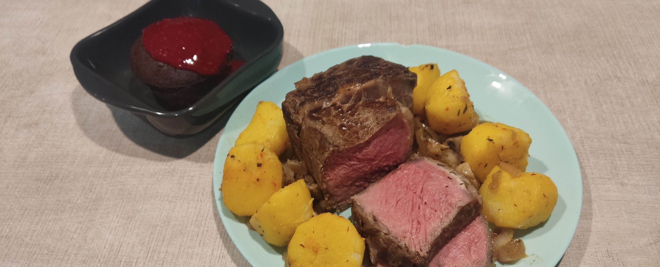 Говядина с кровью, фонданы с малиной и отвратительное нечто — готовим блюда на Хэллоуин