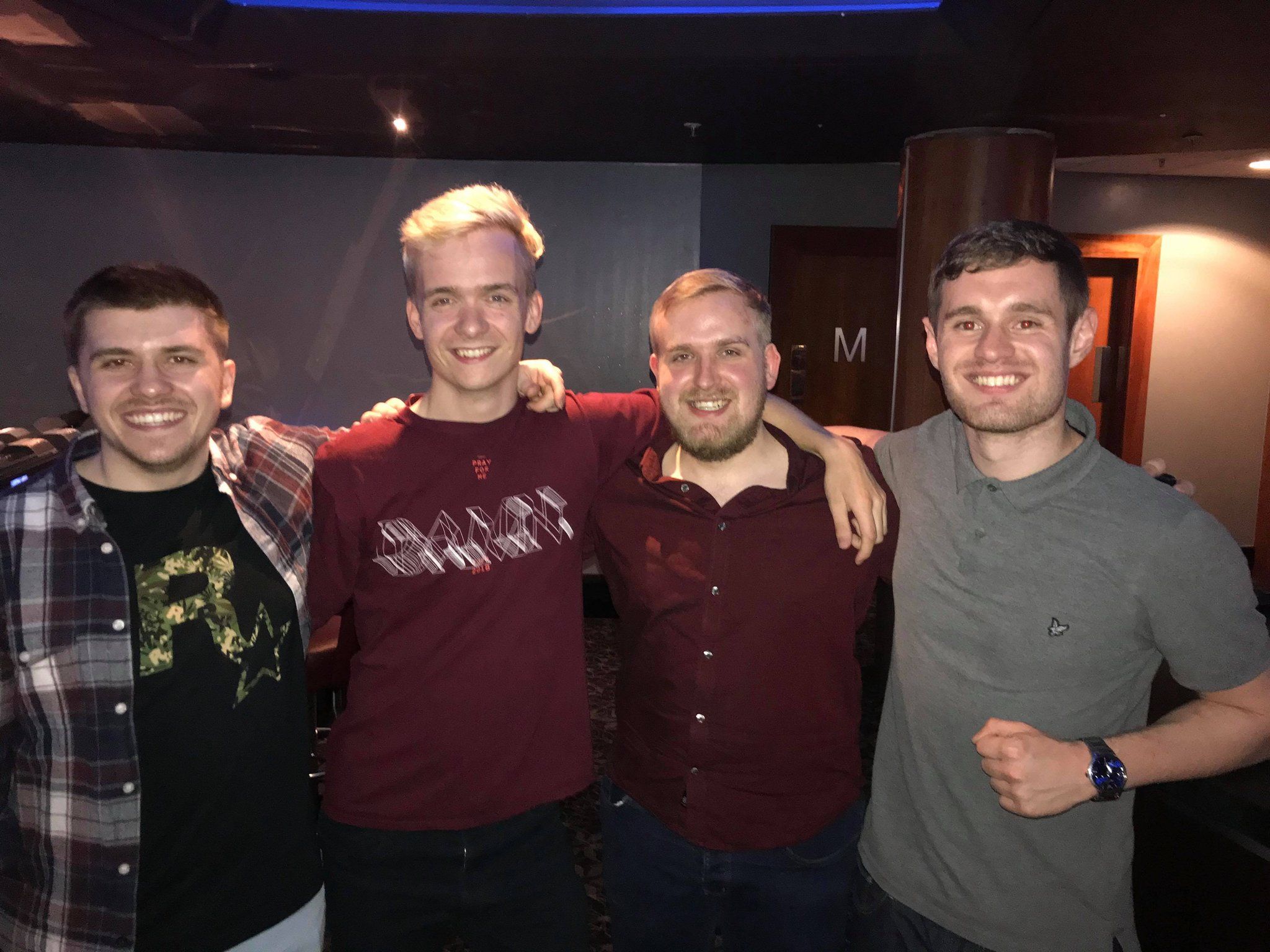 TeaGuvnor — второй справа. Источник: твиттер тренера