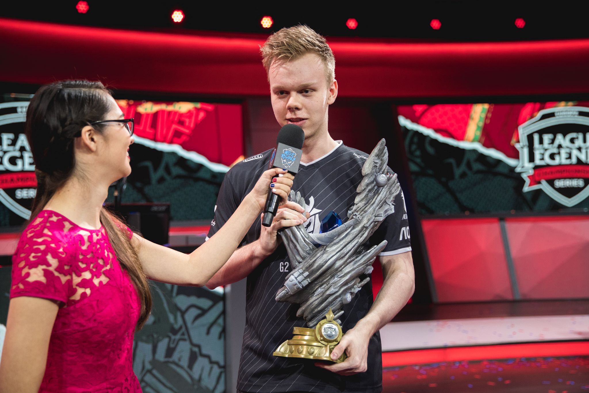 Wunder с кубком Rift Rivals 2018