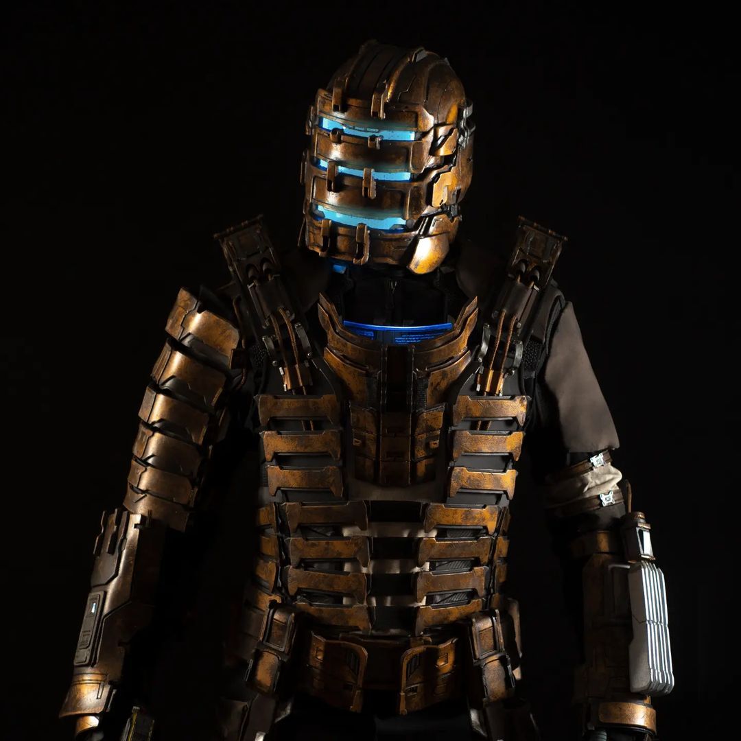 Косплей на персонажа Dead Space Remake в броне третьего уровня. Автор косплея: Peep_cosplay. Источник: социальные сети модели