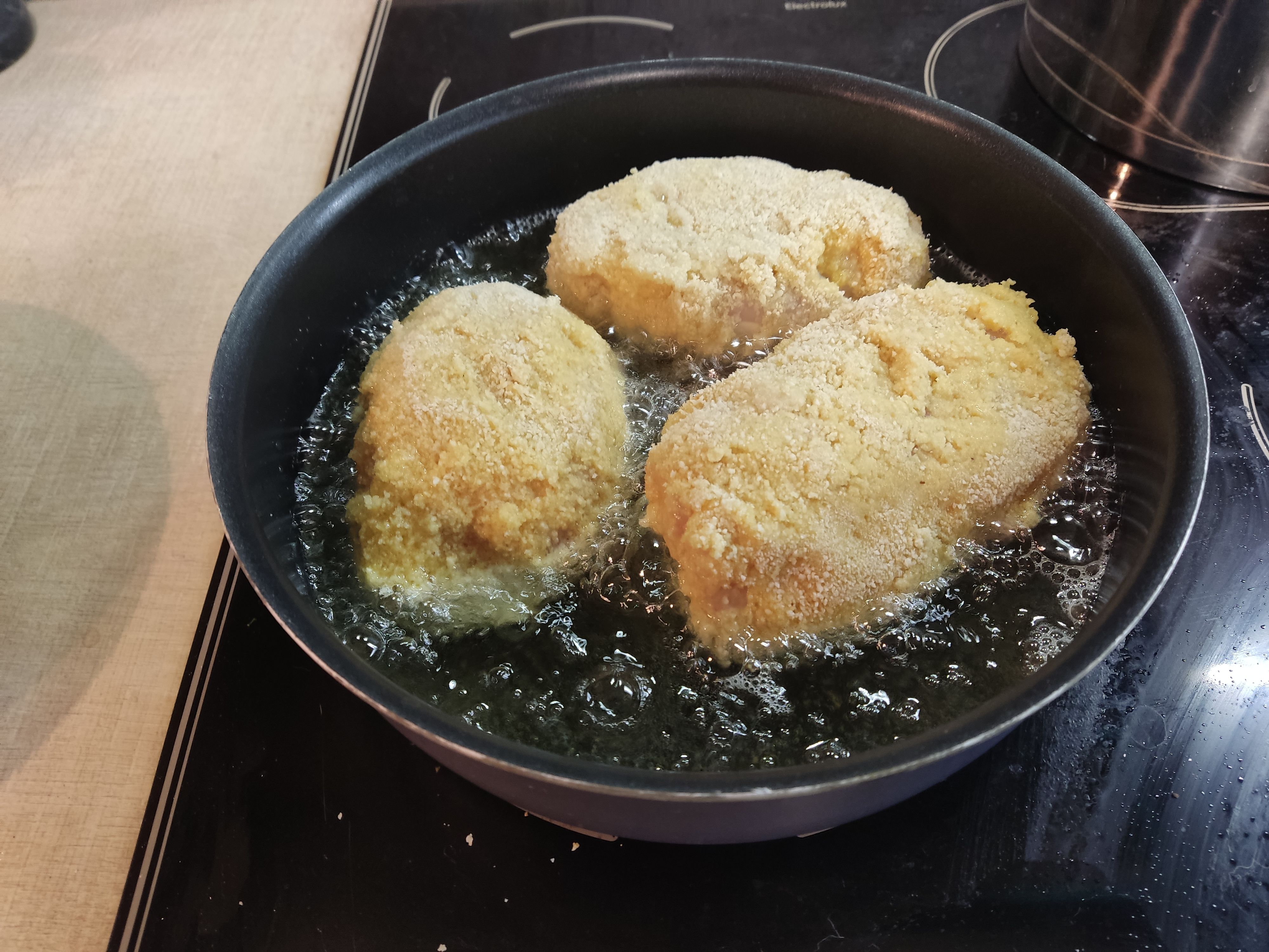 Котлеты тяжёлые, а масло горячее — неаккуратное погружение может привести к ожогам. Следи за собой, будь осторожен.