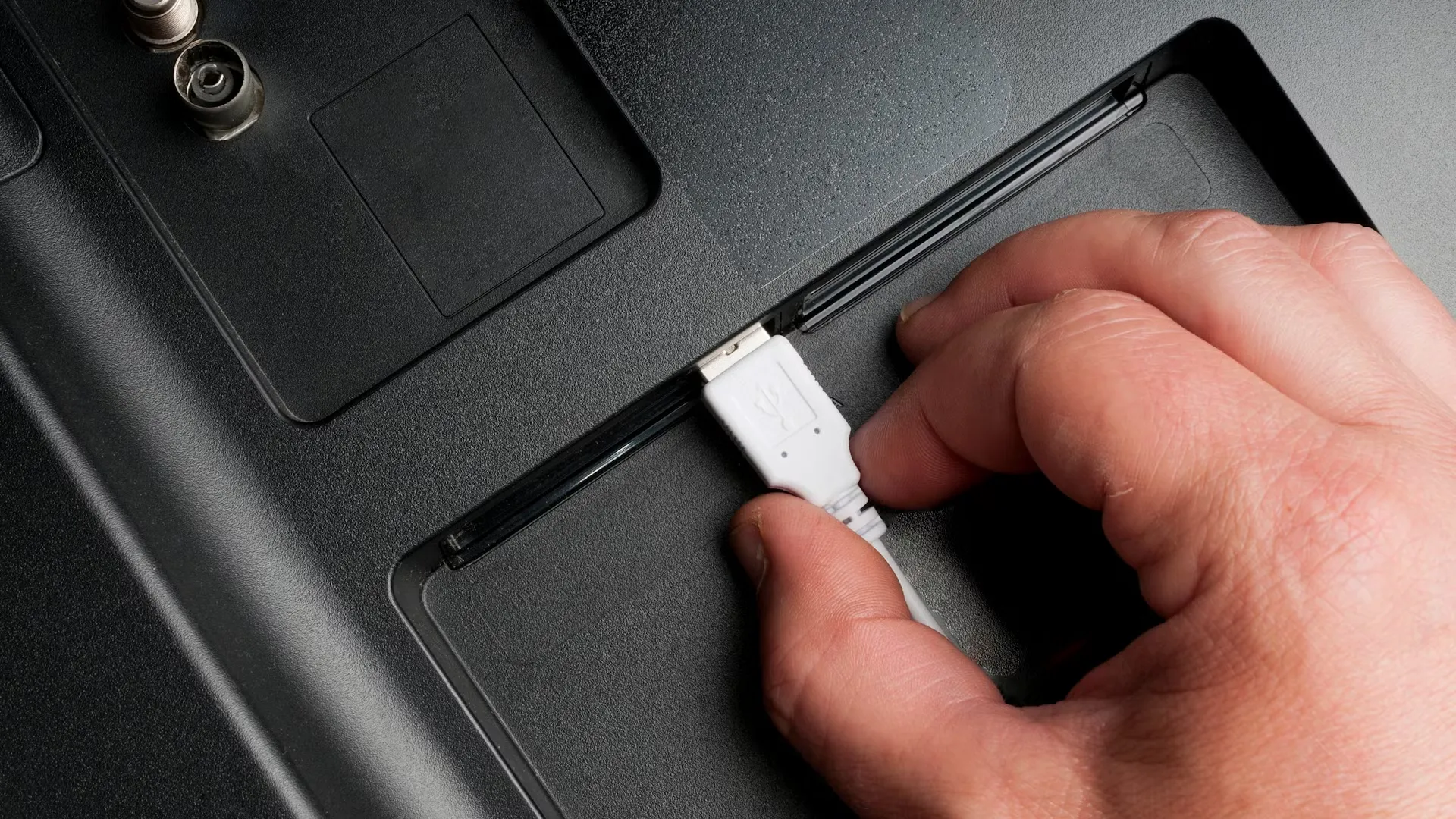 Подключение через USB. Источник: MakeUseOf