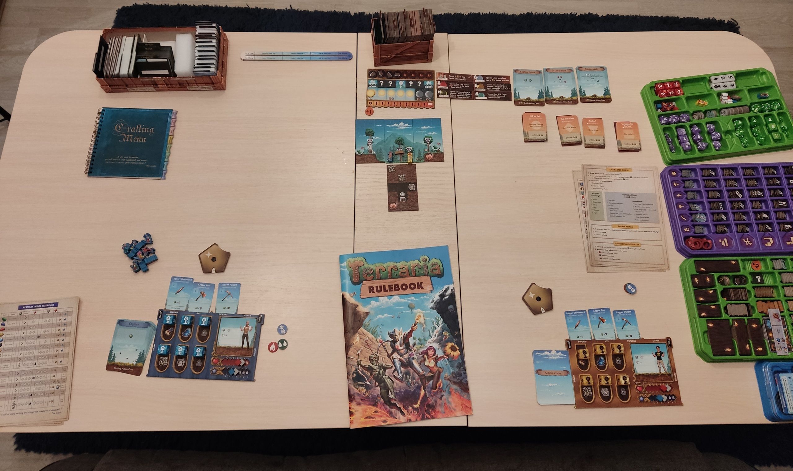 Это полноценная раскладка на двоих. Пока карта не исследована, на столе даже как-то пусто. Кстати, это единственное фото, где можно рассмотреть все органайзеры.