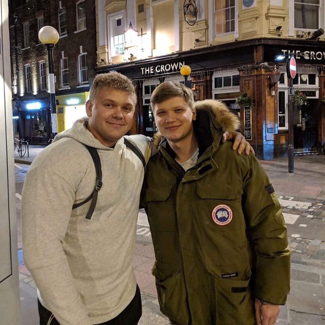 Случайное фото с каким-то пареньком в Лондоне