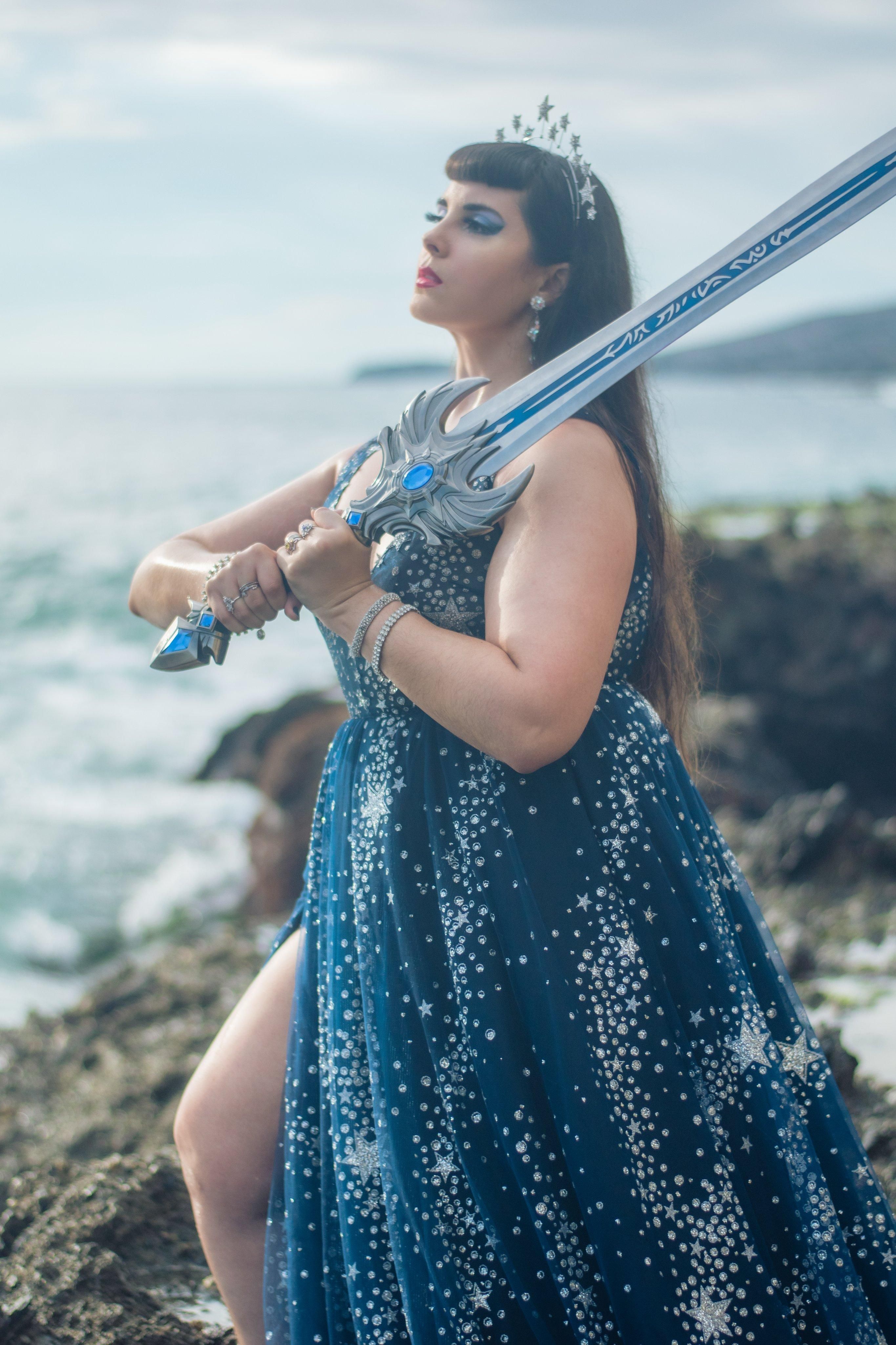 Ведущий дизайнер уровней в World of Warcraft Кристи Морет с мечом за пять лет работы в Blizzard