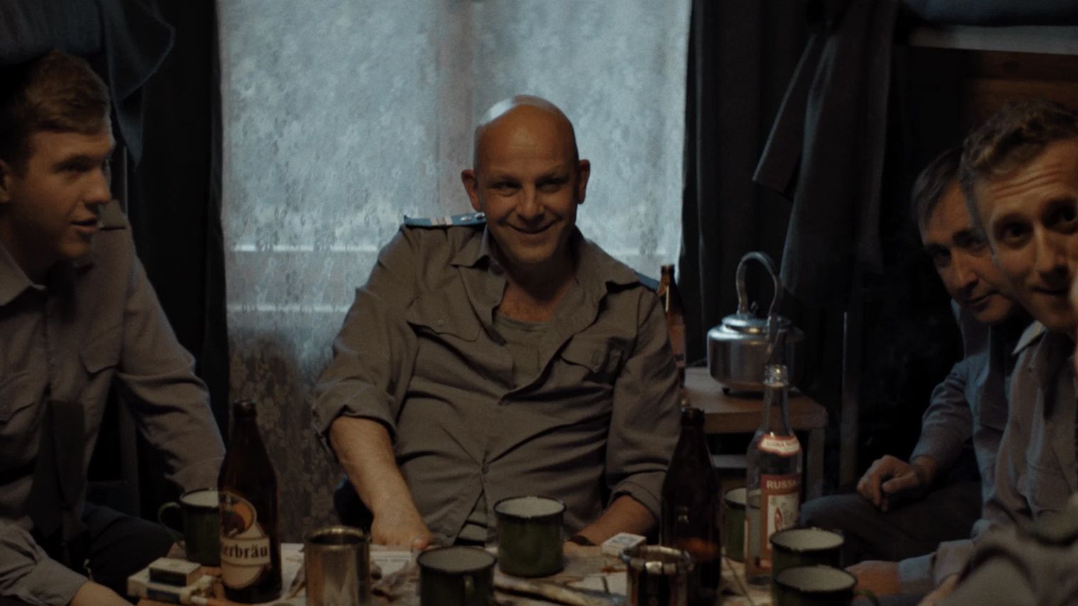 Улыбчивый Федор Лавров, кадр из сериала «Тень Чикатило»