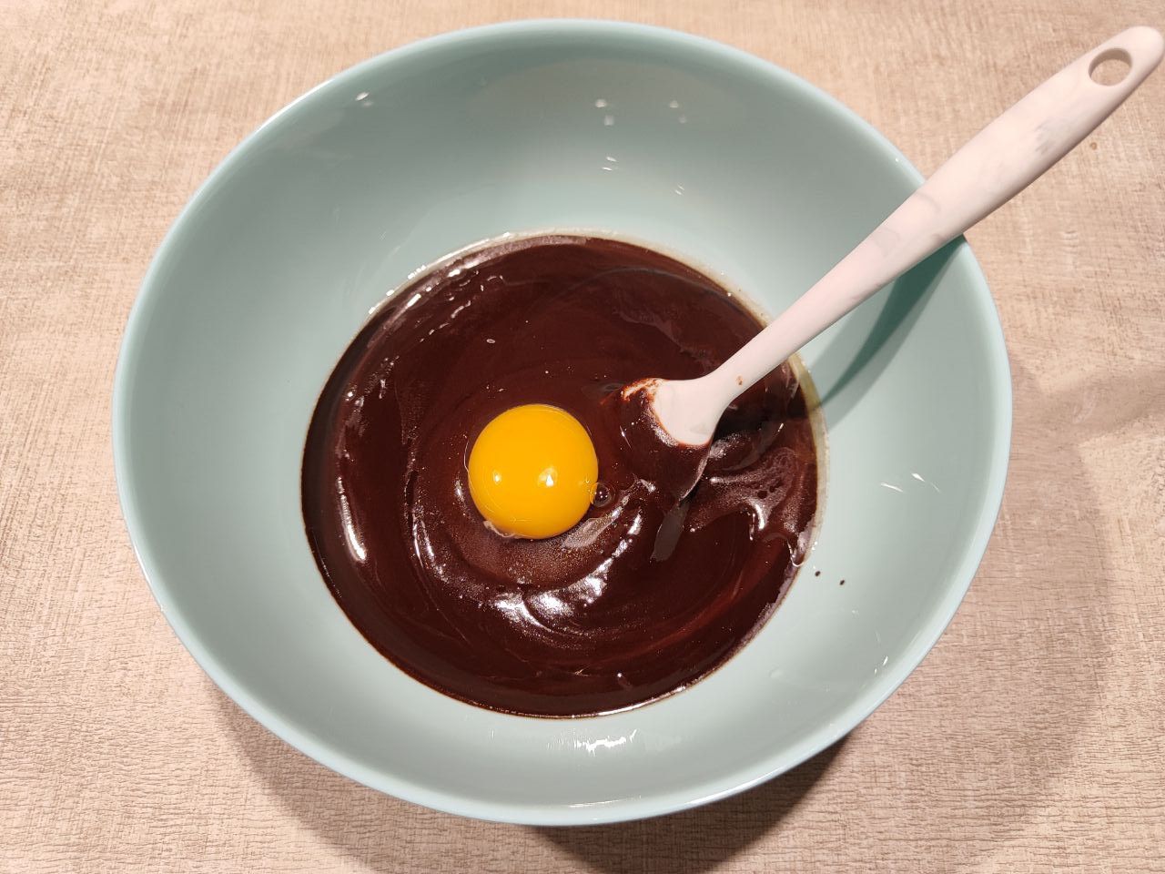 Напоминаю, что яйца лучше замешивать по одному, так что дальше следите за переменами в цвете и консистенции.