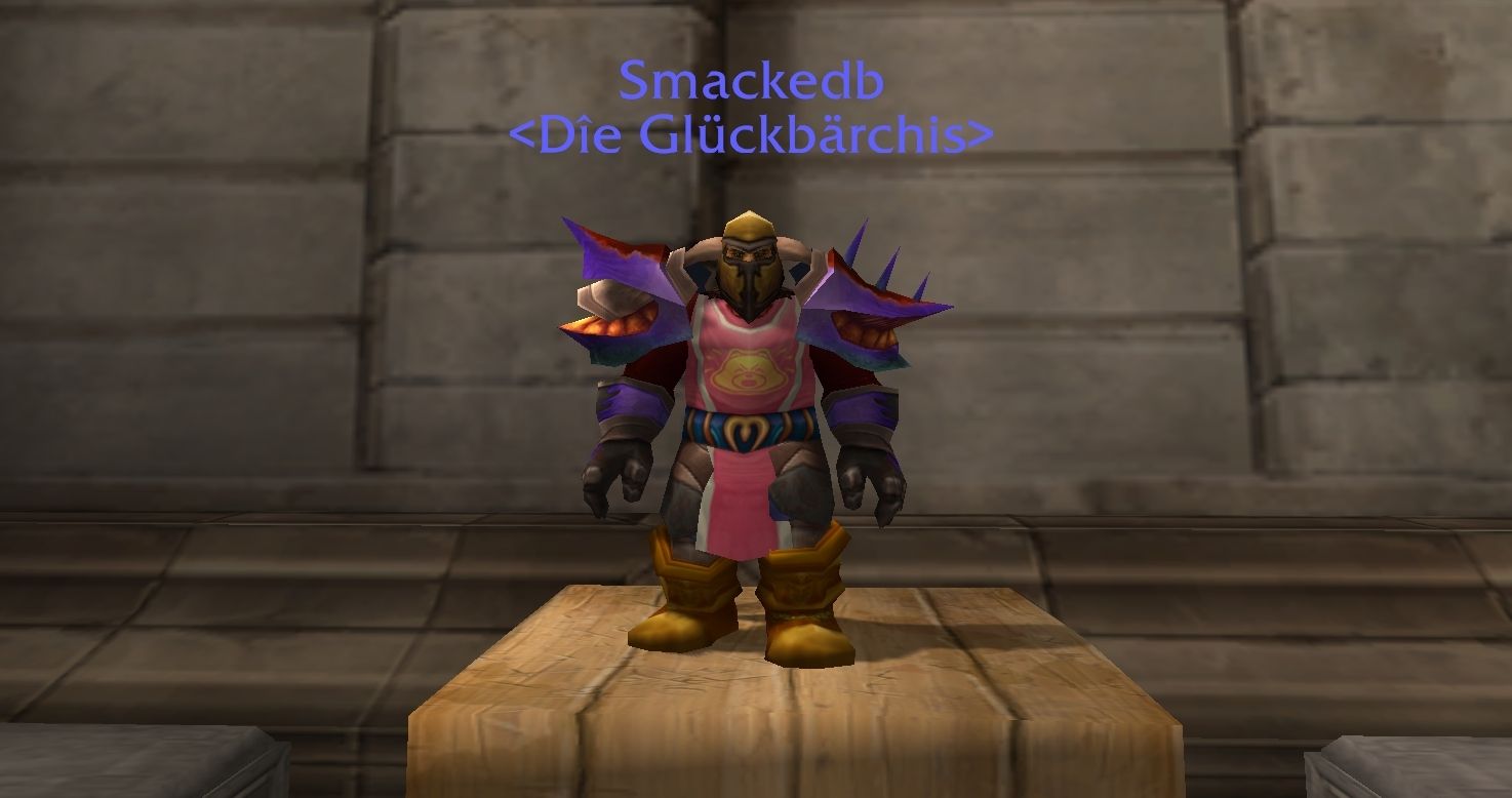 Посмотрите, какой у нас гильдейский табард! Каким бы грозным дворф ни хотел казаться, он будет розовым мишкой. Скриншот из World of Warcraft Classic