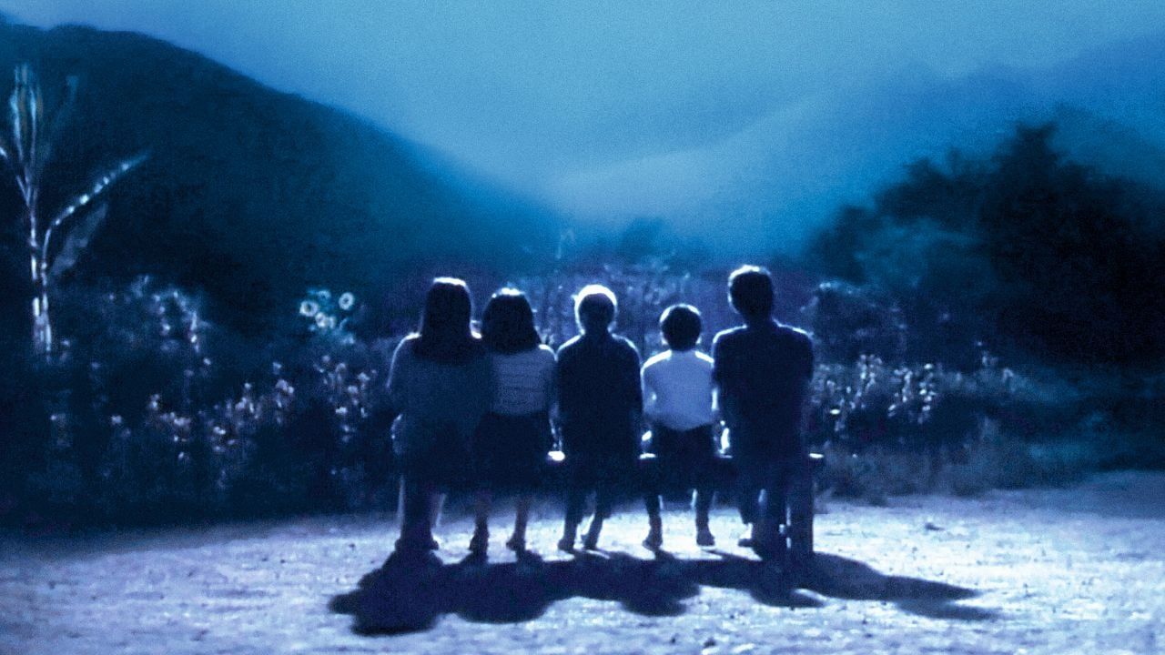 Официальный плакат 77-го Каннского кинофестиваля с кадром из фильма Акиры Куросавы «Рапсодия в августе»