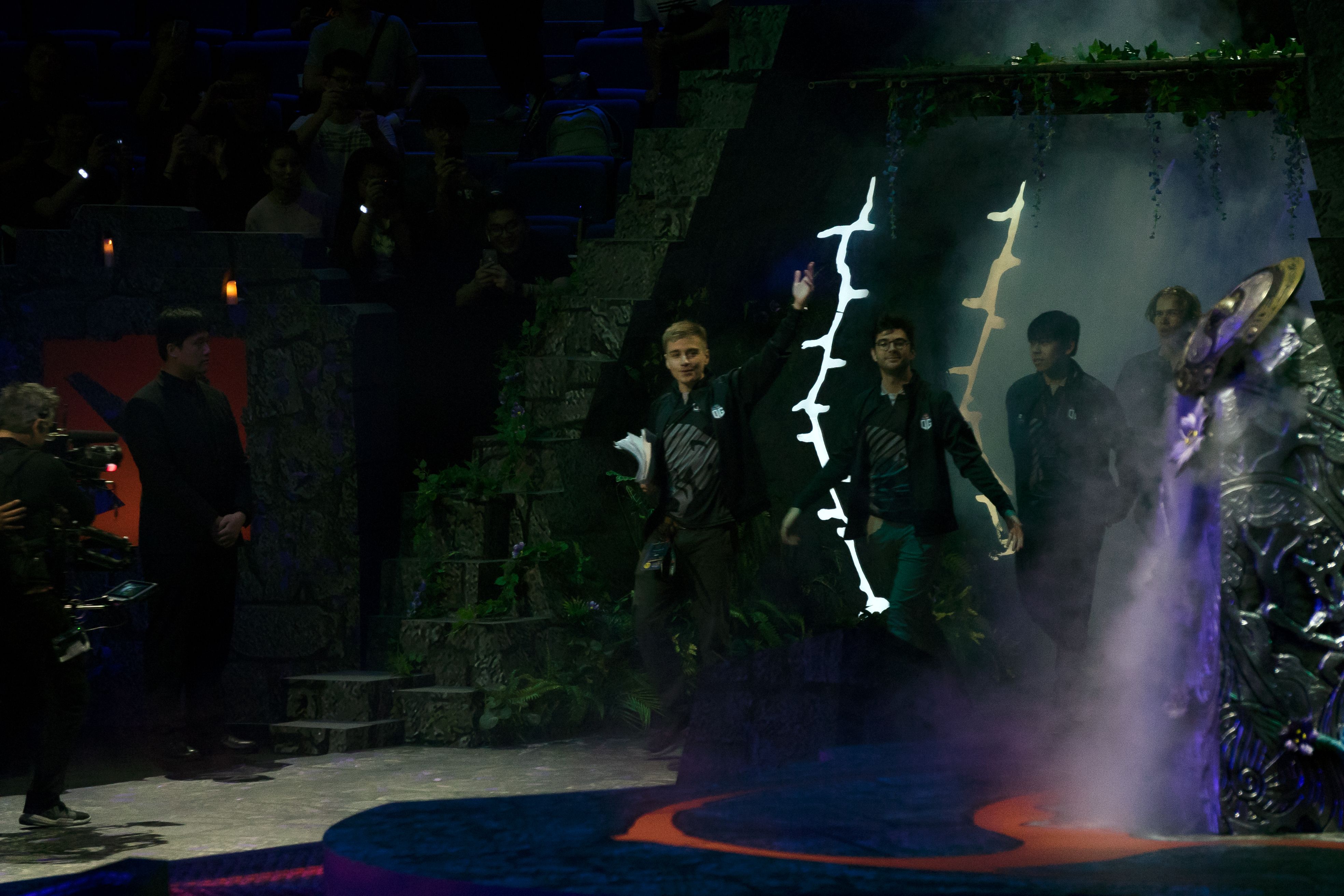 Игроки OG выходят на сцену TI9