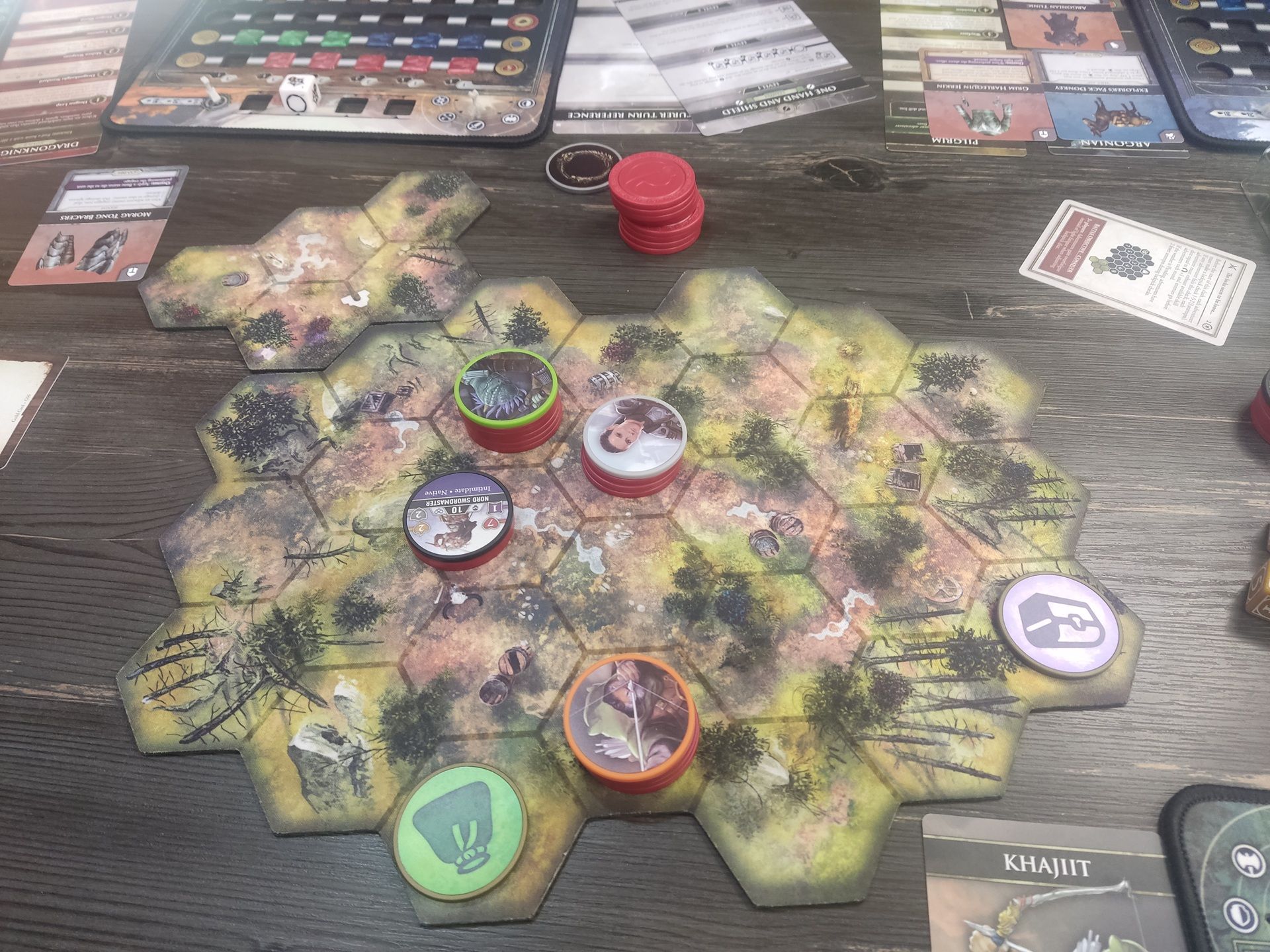 Это стандартная арена для боёв формата Clash (в нашем случае уже в завершающей фазе). Много места, несколько врагов и пара сундуков с предметами, которые ещё нужно вскрыть.