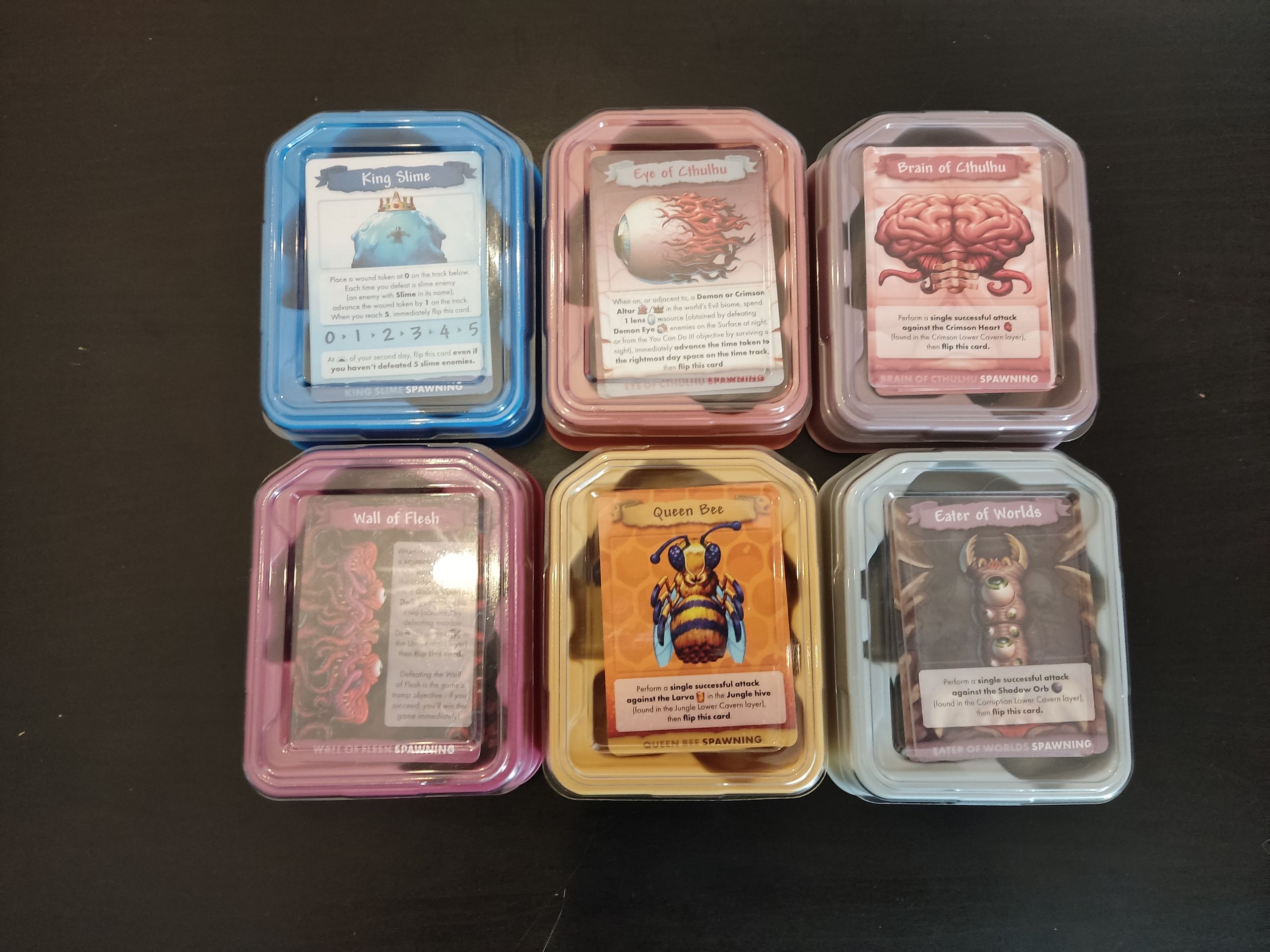 Здесь стоило показать органайзер с врагами, где снова применяется система координат по аналогии с биомами, но я забыл его сфотографировать. Пожалуй, сниму с себя ответственность за это недоразумение — и так уже две смены потратил на этот текст, а у меня, вообще-то, отпуск! Вот вам фото коробочек с боссами — в них даже делюкс-миниатюры должны поместиться.