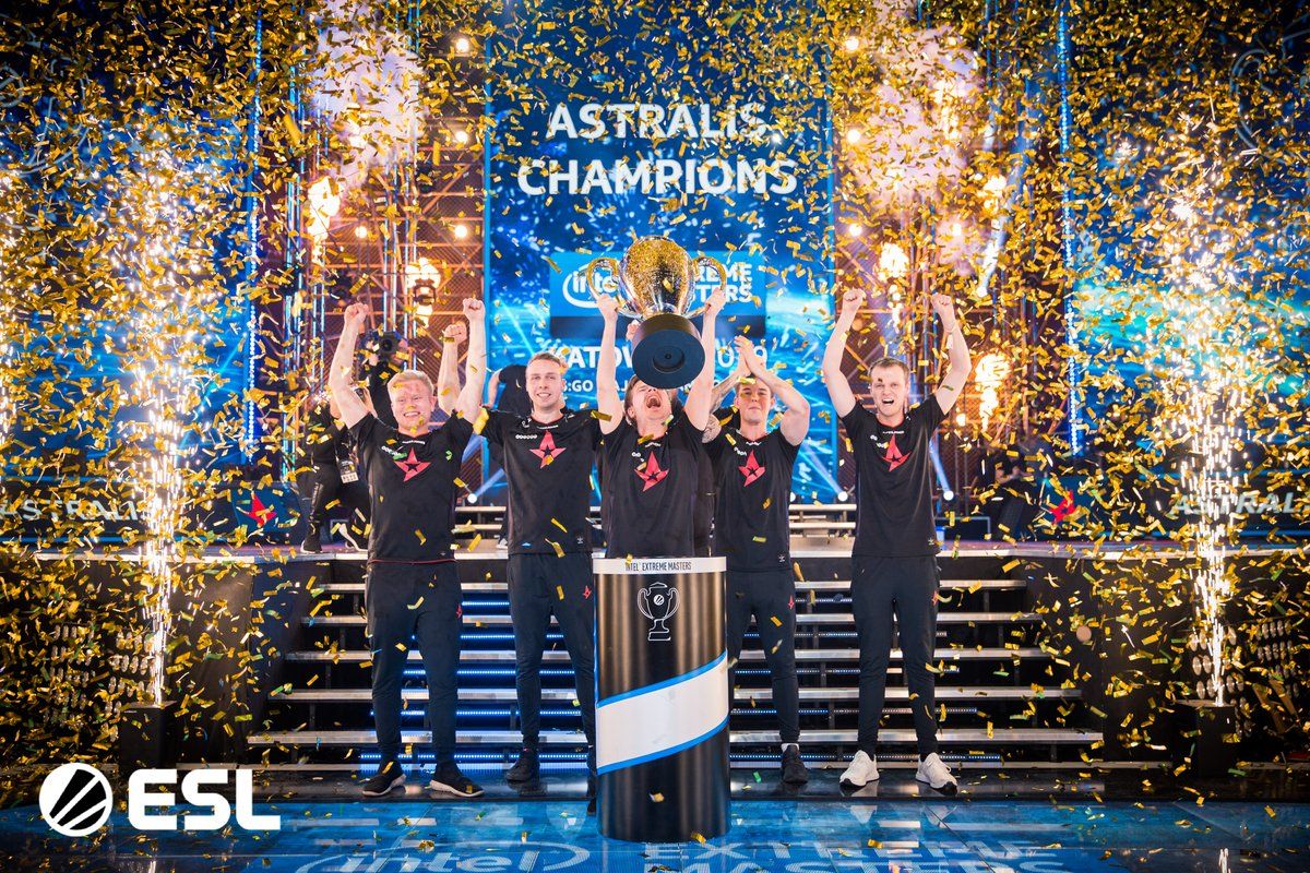 Astralis с кубком чемпионов