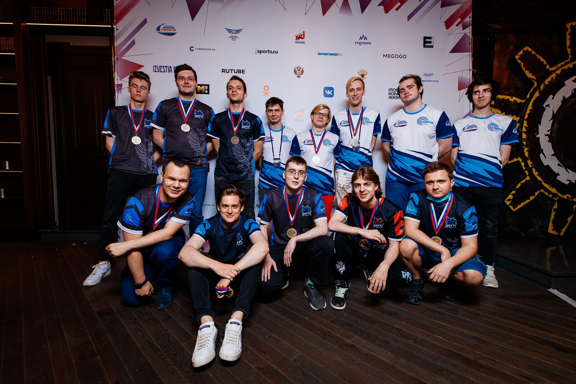 Дима третий справа во втором ряду