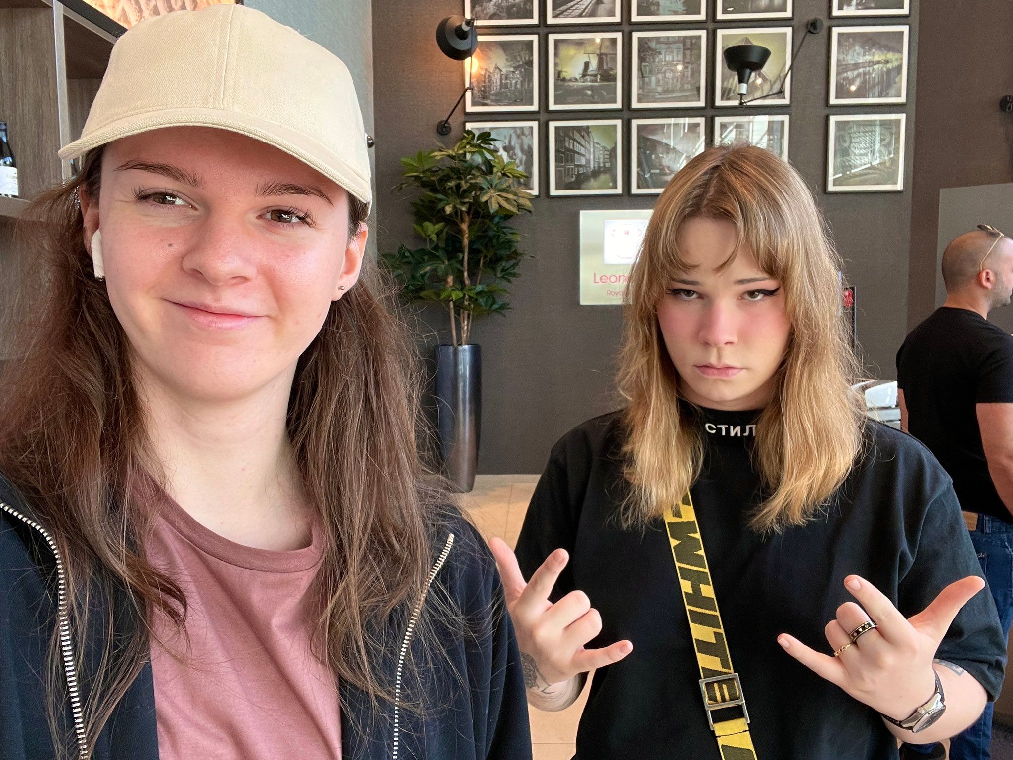 F1NN5TER (слева) с подругой. Источник: твиттер F1NN5TER