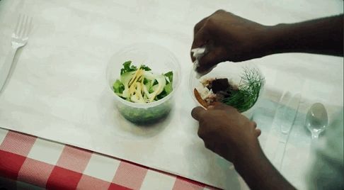 Один из первых обедов в сериале «Медведь»