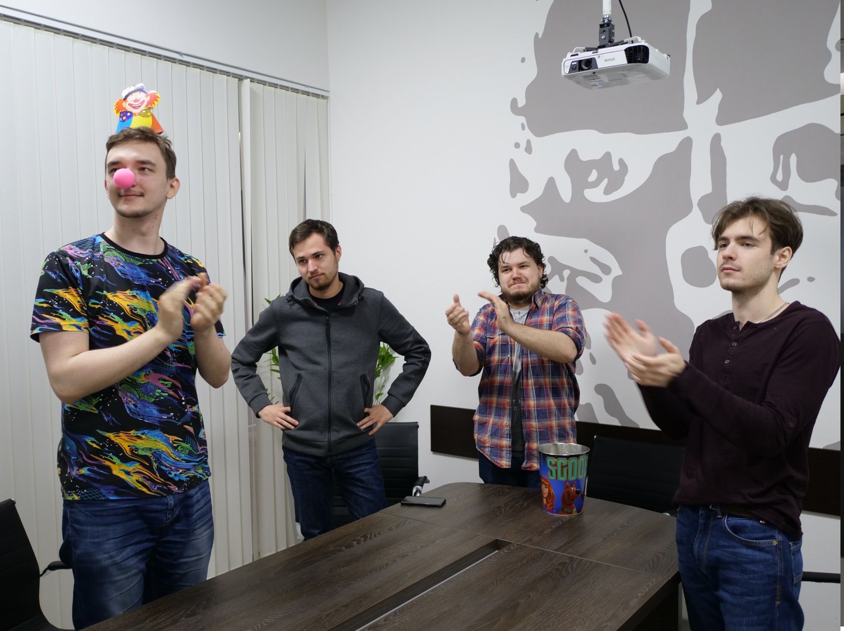 Недовольным на собрании был только Саша, которого оторвали от просмотра стрима