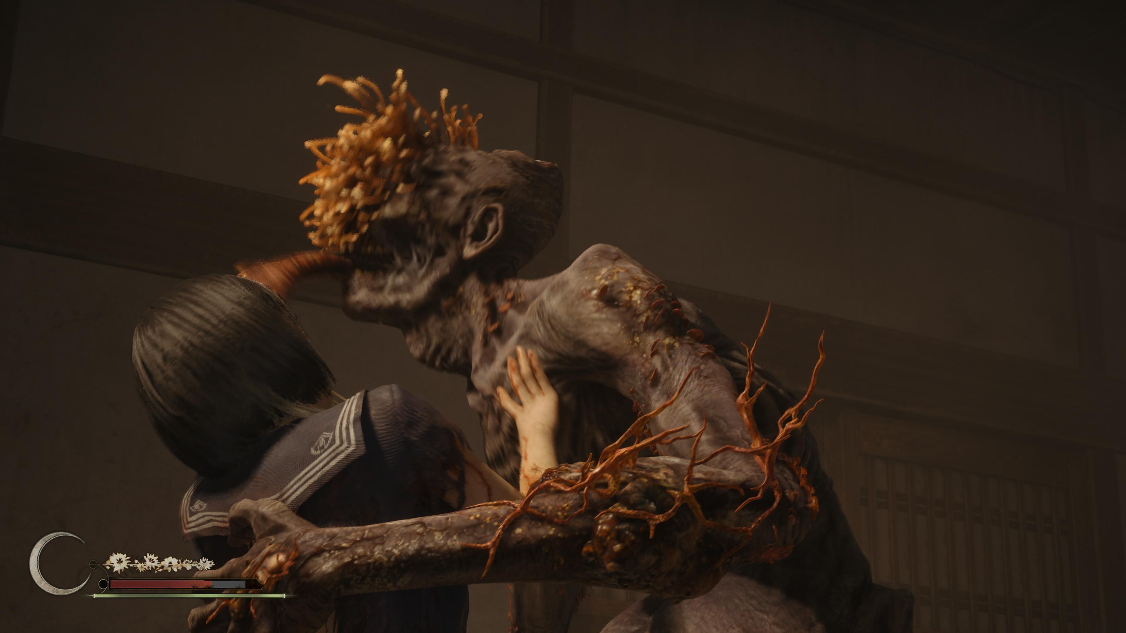 Иногда монстры хватают в объятия прямо из-за стены. Увернуться от такой атаки практически невозможно, а здоровья съедает прилично. Скриншот из Silent Hill f