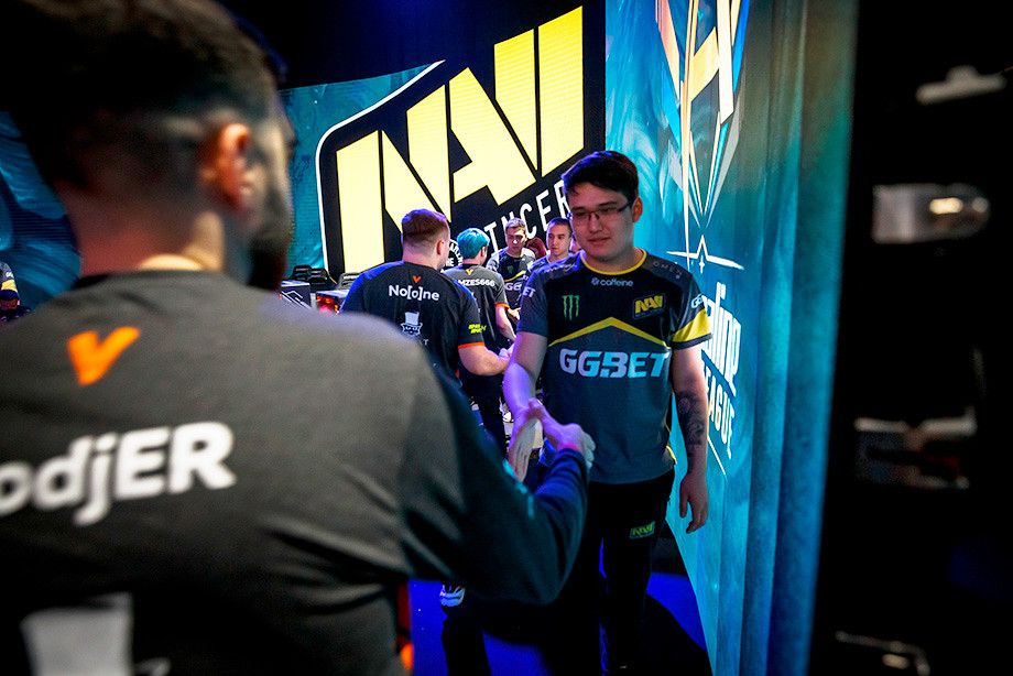 Игроки VP и NaVi жмут друг другу руки после матча