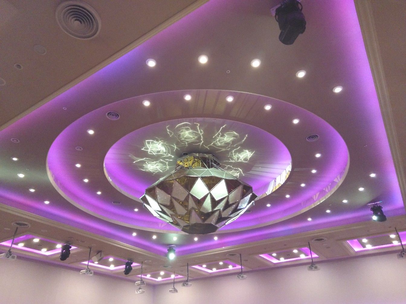 В зале очень красиво: одна люстра чего стоит!