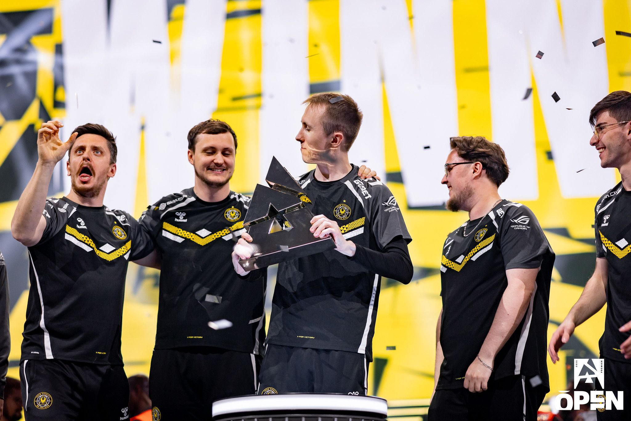 Team Vitality после победы на BLAST Open Lisbon 2025 | Фото: Stephanie Lindgren, BLAST