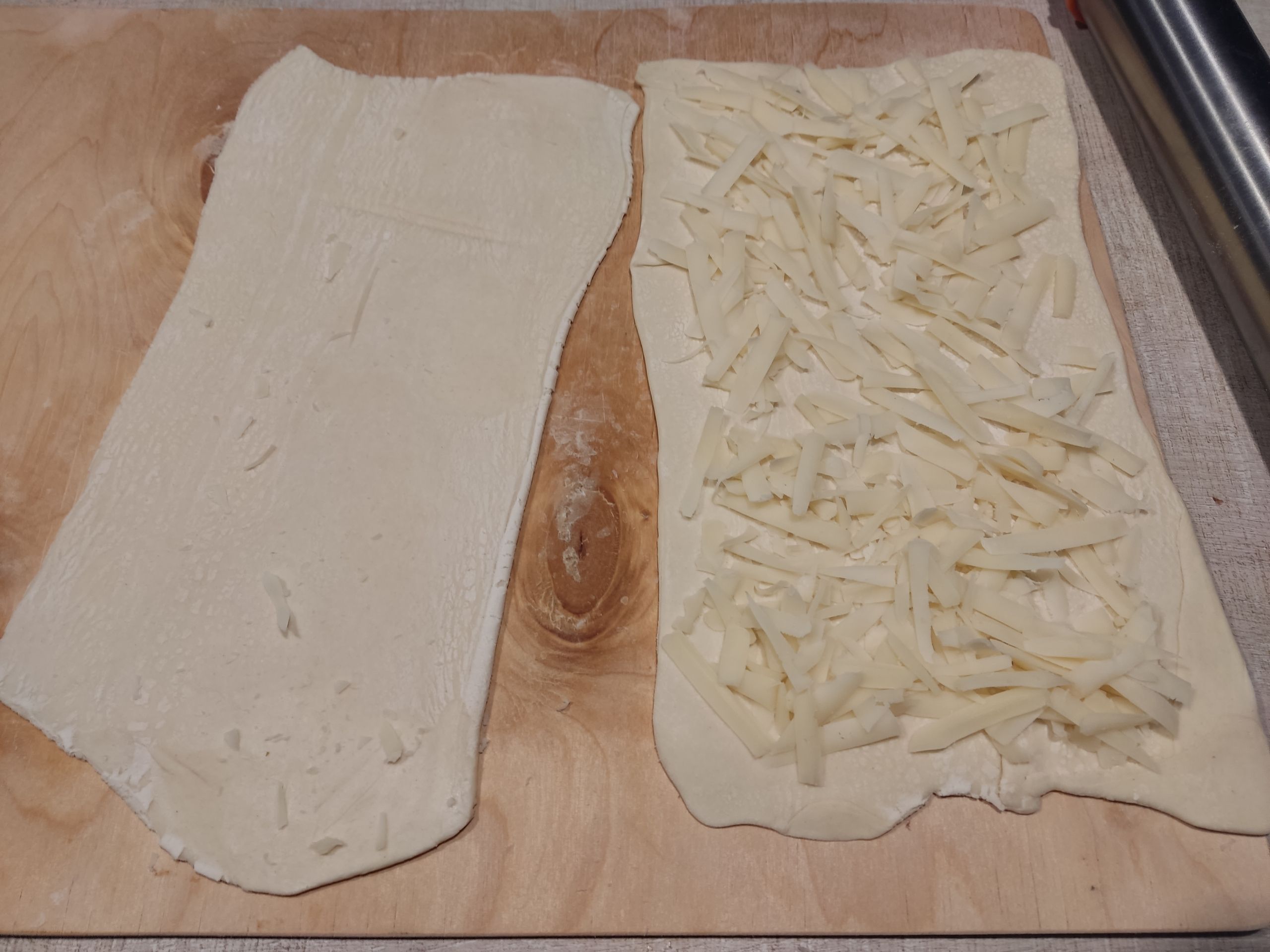 Почему-то в моменте я подумал, что нужно сложить так, чтобы края можно было соединить без начинки.