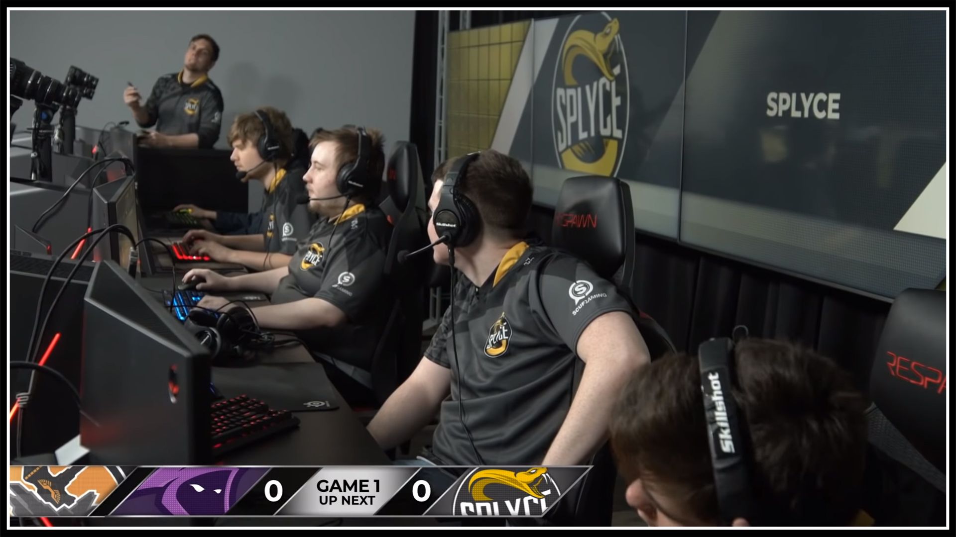 Это кабинки, из которых игроки проводят матчи регулярного сезона (на данный момент из-за карантина они играют из своих игровых домов)