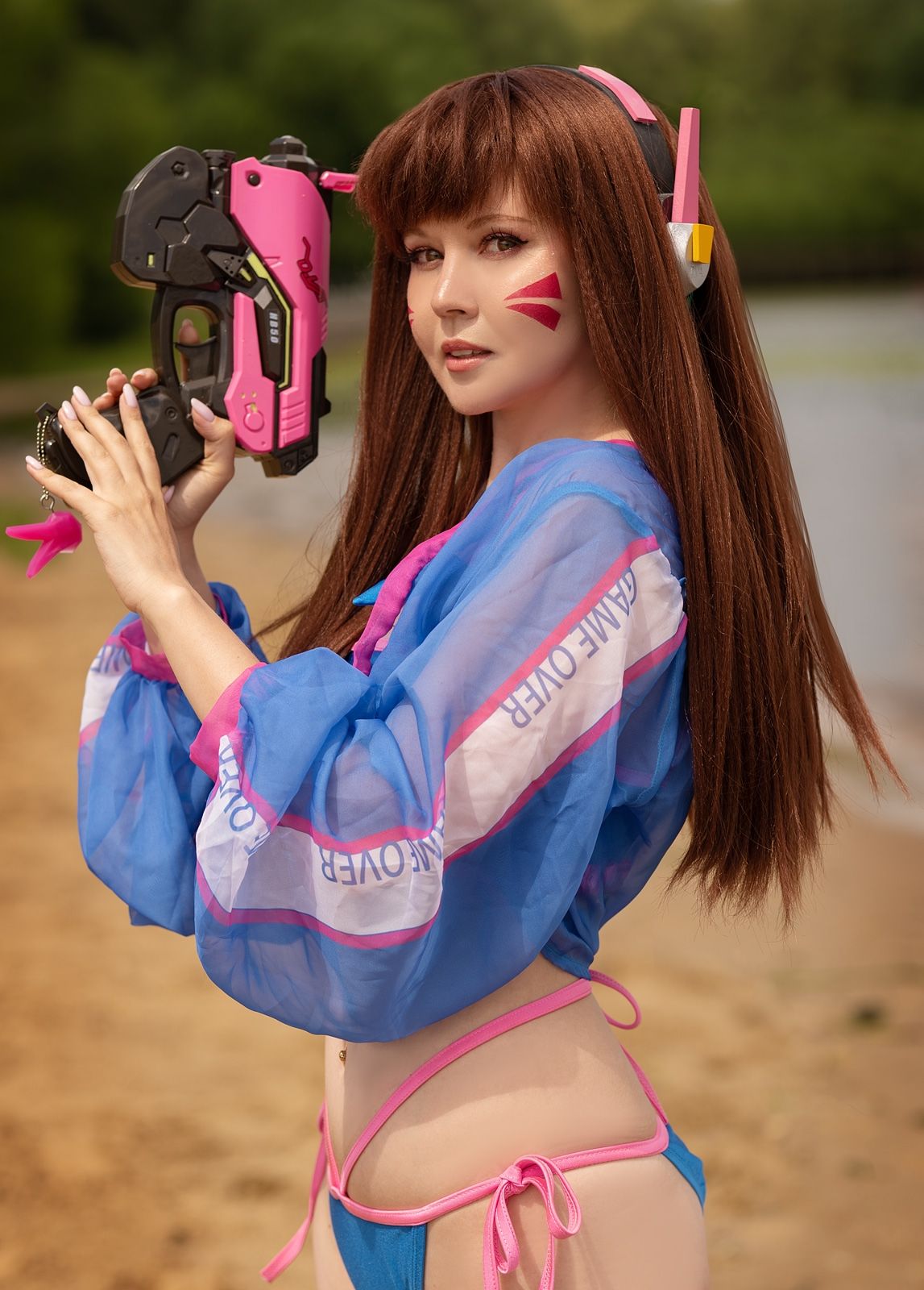 Пляжный косплей на D.Va из Overwatch. Косплеер: Rini. Фотограф: del photo. Источник: vk.com/rini.cosplay