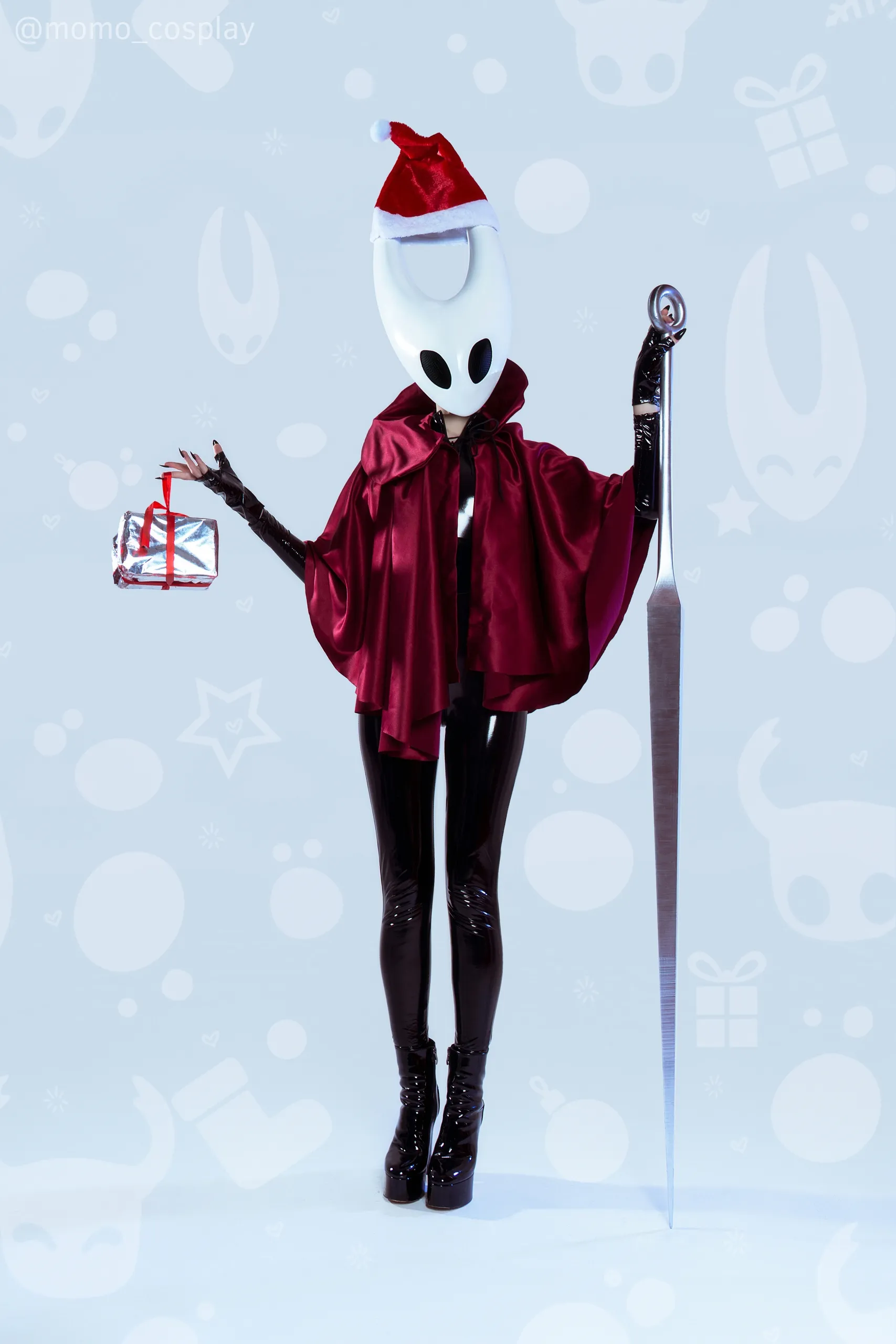 Новогодний косплей на Хорнет из игры Hollow Knight: Silksong. Косплеер: Юлия Momo Юракова. Источник: vk.com/momo_cosplay