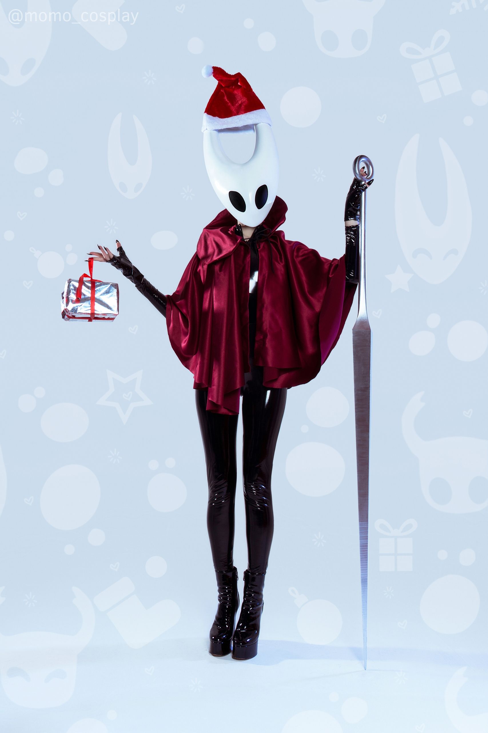 Новогодний косплей на Хорнет из игры Hollow Knight: Silksong. Косплеер: Юлия Momo Юракова. Источник: vk.com/momo_cosplay