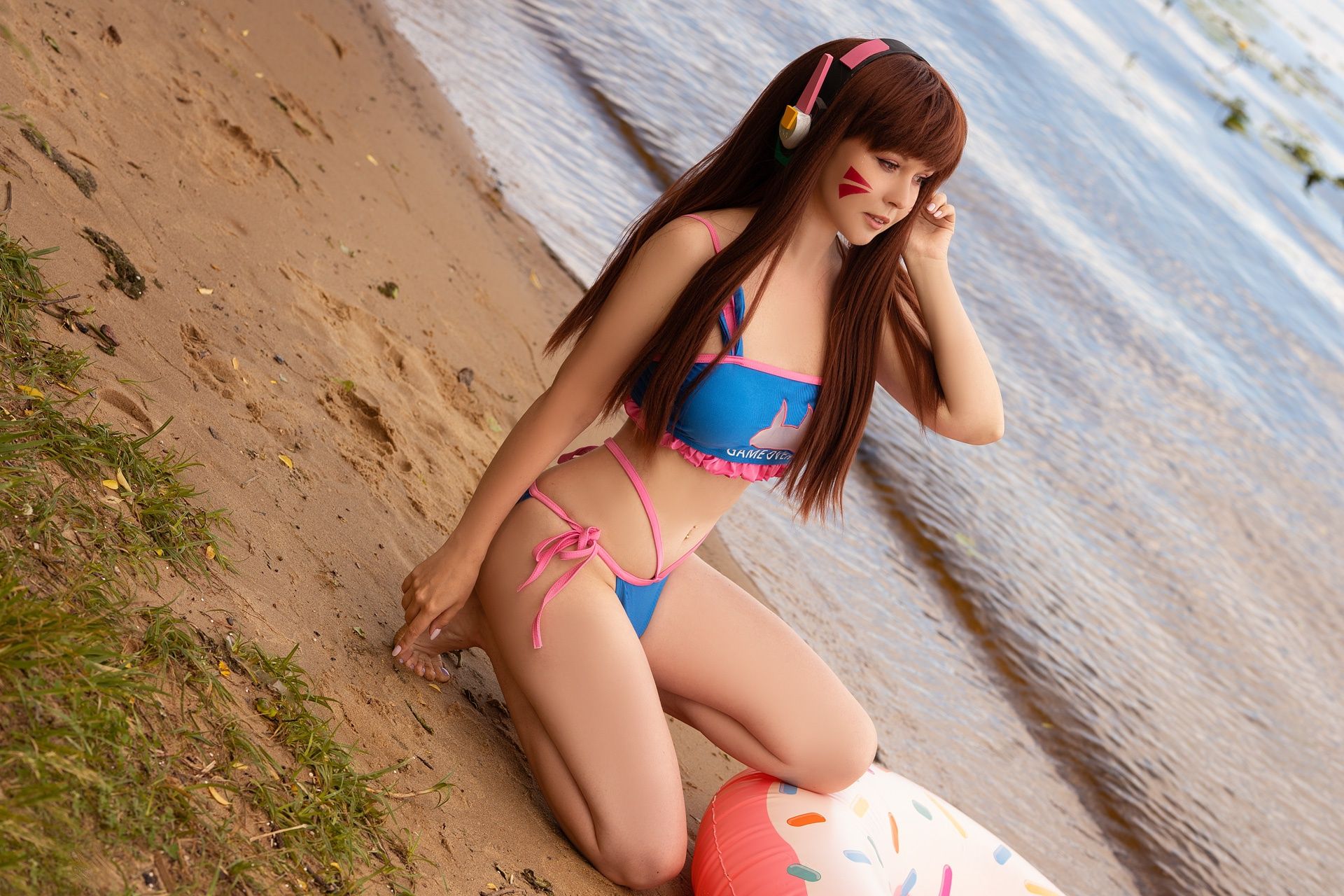 Пляжный косплей на D.Va из Overwatch. Косплеер: Rini. Фотограф: del photo. Источник: vk.com/rini.cosplay